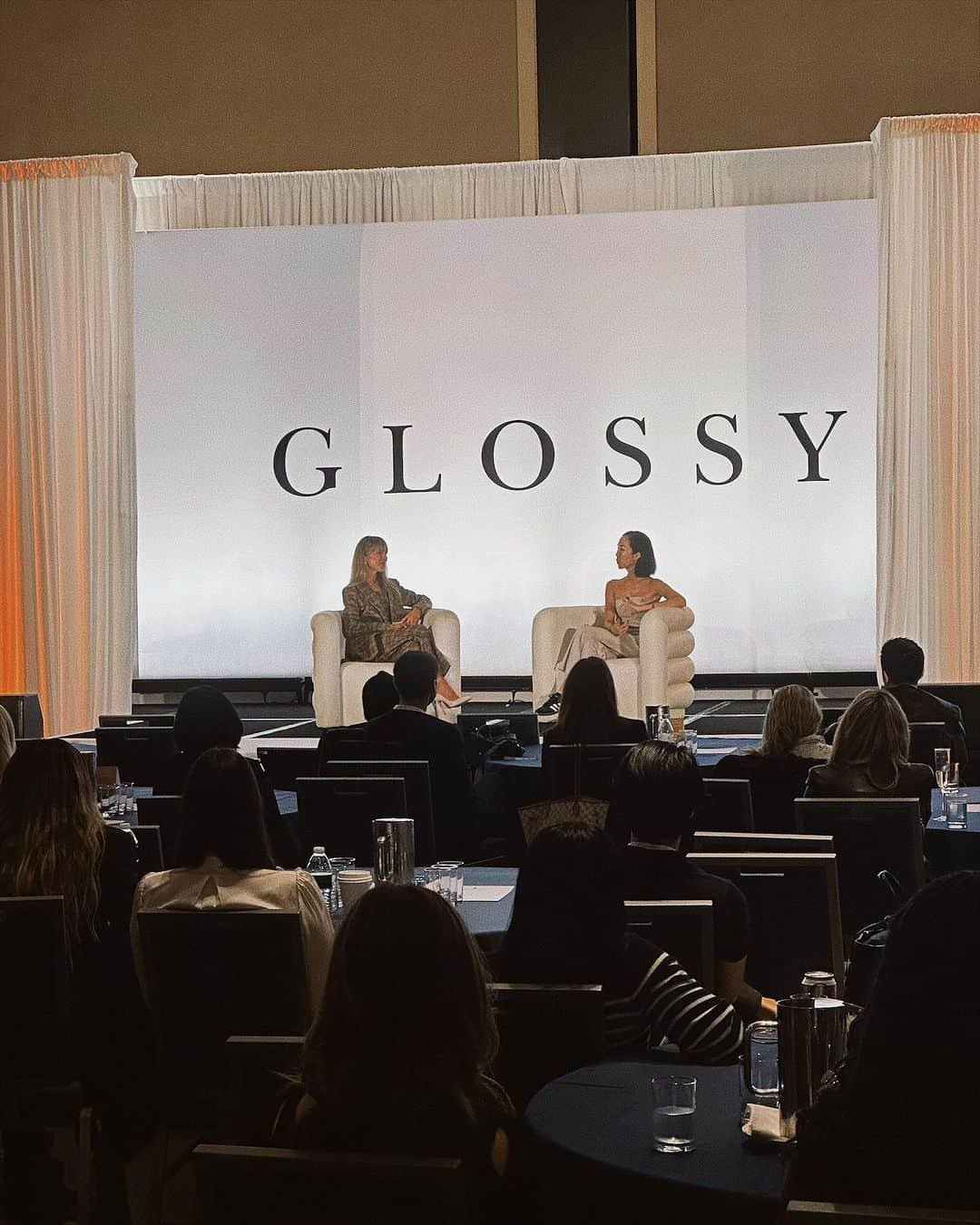 クリッセル・リムさんのインスタグラム写真 - (クリッセル・リムInstagram)「Mornings in Santa Barbara 🖤 had the honor of opening up the @glossyco conference today speaking about my journey of relaunching @PHLUR and the highs and the lows. How PHLUR’S first scent Missing Person had a waitlist of 250,000+ people and this was a brand new scent that no one has ever smelled before. It has been a wild ride and I’m so grateful to be building a business with the dream team. So proud how far we have come and we’re just getting started 🎉」11月15日 8時26分 - chrisellelim