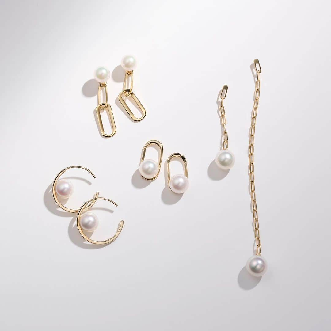 starjewelry_pressのインスタグラム：「【PEARL JEWELRY】 シーズンレスに身に着けられる大人のパールジュエリー。 シンプル美あふれるモダンなゴールドの造形に、上品なアコヤパールが煌くピアス。 ファッションを選ばない汎用性のあるデザインは、デイリー使いにもぴったり。  #starjewelry #スタージュエリー #pierce #ピアス #pearl #アコヤパール #パール #jewelry」