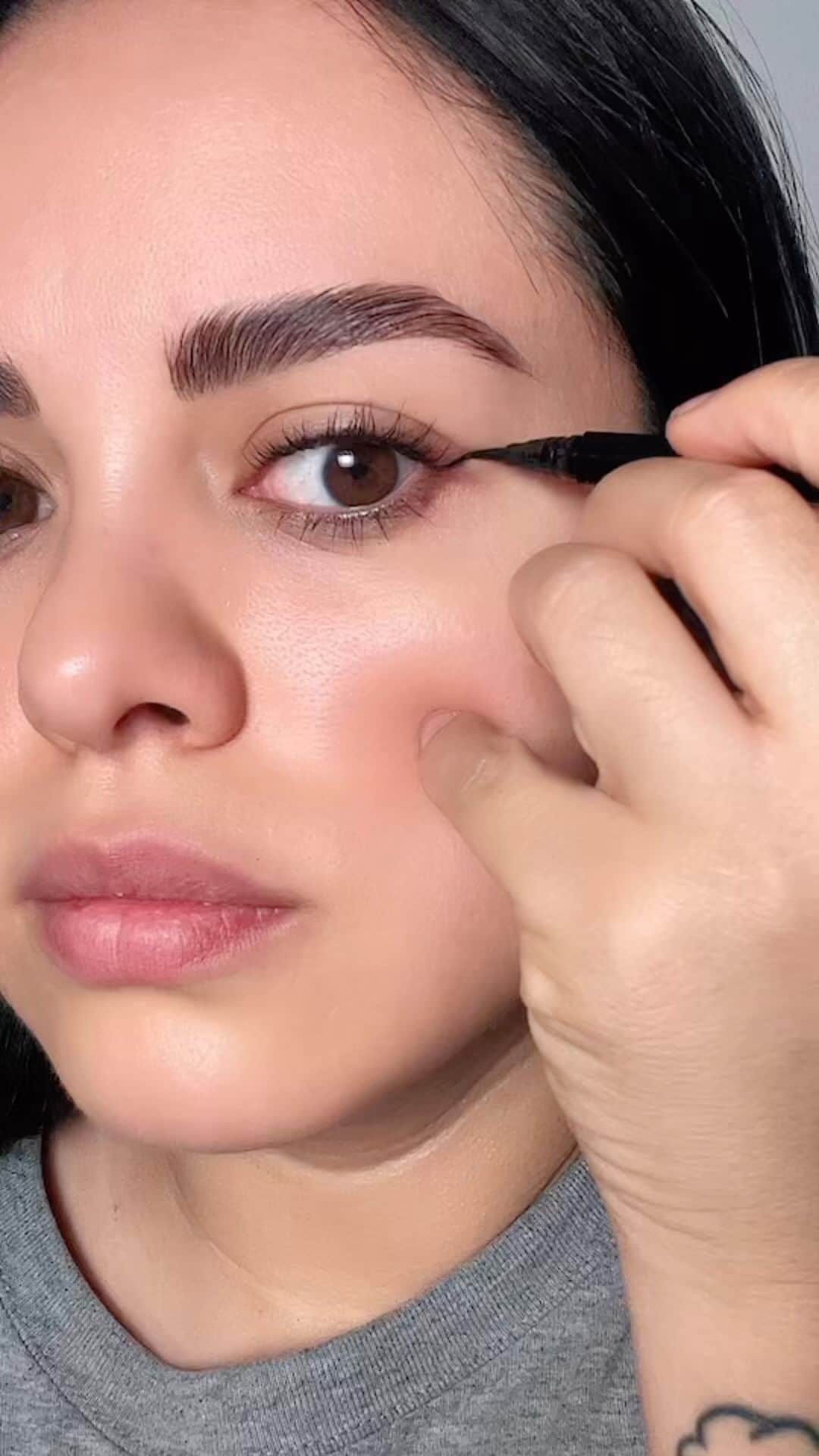 Maybelline New Yorkのインスタグラム：「Just when you thought your liner game couldn’t get any better, @nubiafiguerooa comes in with a wing so sharp, it’s giving us life (and a little bit of an edge) 😉. Hyper Easy Liquid Liner for the win. ✨👌 #regram #mnyitlook」