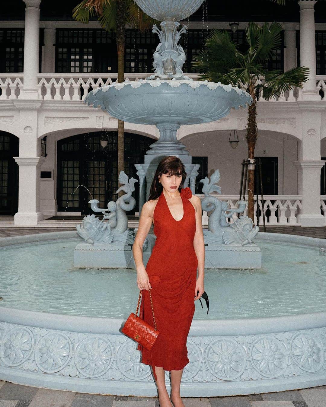 のインスタグラム：「It’s good to be back in Singapore after so may years, and to celebrate with @revolve! Best of all, the whole family is here! #revolvearoundtheworld #ad」