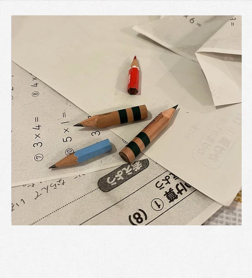 かせきさいだぁさんのインスタグラム写真 - (かせきさいだぁInstagram)「買ってもらったばかりの鉛筆✏️を、激しく削って怒られた小2男子❤️」11月15日 8時40分 - kasekicider