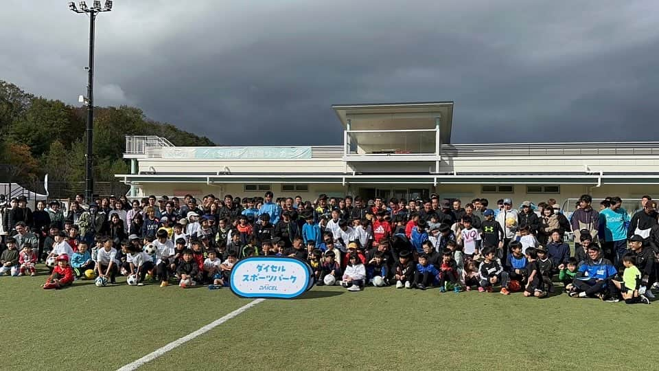 播戸竜二さんのインスタグラム写真 - (播戸竜二Instagram)「『ダイセルスポーツパーク⚽️⚾️』 おばんざーい✊ ・ 春に引き続き秋もやりました！ ・ ダイセルさんが播磨工場ならびに播磨地域の貢献を考えて企画されたイベントです！ ・ 前回はサッカーだけでしたが、今回はスポーツパークなので、野球とブライトサッカーも一緒にやりました！ ・ 野球は元阪神タイガースの今成亮太さん！ @ryotaimanari  ・ ブライトサッカーは日本代表選手でダイセルの社員でもある高橋裕人選手！ ・ サッカーはお馴染み加地亮さん！（笑） LISEMからたかとしげ！ @lisem_taka  @lisem_shige  ・ サッカーだけではなく、子ども達がいろいろな競技をプレーできるダイセルスポーツパーク！ ・ 播戸はブラインドサッカーは怖すぎたけど、子ども達はバンバンやってました！ ・ 小さい頃からいろいろな事に触れ合う大切さを改めて感じました！ ・ こういうイベントをバンバンやって行きたいです！ ・ やっぱりリアルはいい！ ・ コミュニケーションは最高！ ・ ・ #ダイセル #ダイセルスポーツパーク #みんなでおばんざーい✊ #元気の出る言葉」11月15日 8時35分 - ryuji_bando