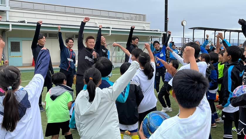 播戸竜二さんのインスタグラム写真 - (播戸竜二Instagram)「『ダイセルスポーツパーク⚽️⚾️』 おばんざーい✊ ・ 春に引き続き秋もやりました！ ・ ダイセルさんが播磨工場ならびに播磨地域の貢献を考えて企画されたイベントです！ ・ 前回はサッカーだけでしたが、今回はスポーツパークなので、野球とブライトサッカーも一緒にやりました！ ・ 野球は元阪神タイガースの今成亮太さん！ @ryotaimanari  ・ ブライトサッカーは日本代表選手でダイセルの社員でもある高橋裕人選手！ ・ サッカーはお馴染み加地亮さん！（笑） LISEMからたかとしげ！ @lisem_taka  @lisem_shige  ・ サッカーだけではなく、子ども達がいろいろな競技をプレーできるダイセルスポーツパーク！ ・ 播戸はブラインドサッカーは怖すぎたけど、子ども達はバンバンやってました！ ・ 小さい頃からいろいろな事に触れ合う大切さを改めて感じました！ ・ こういうイベントをバンバンやって行きたいです！ ・ やっぱりリアルはいい！ ・ コミュニケーションは最高！ ・ ・ #ダイセル #ダイセルスポーツパーク #みんなでおばんざーい✊ #元気の出る言葉」11月15日 8時35分 - ryuji_bando