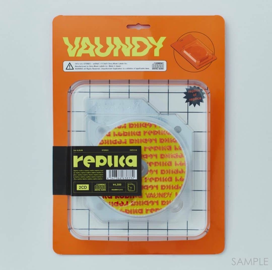 TAIKINGのインスタグラム：「2023.11.15発売  Vaundy 2nd ALUBM『replica』  Disc 1  M2.ZERO M4.カーニバル M12.呼吸のように M13.怪獣の花唄 -replica-  Disc2  M12.走馬灯 M13.mabataki M14.CHAINSAW BLOOD M16.忘れ物 M17.置き手紙 M18.まぶた M19.そんなbitterな話  でギター弾いています。 大ボリュームなアルバムです！😎 2022年の3月くらいから少しずつ手伝わせもらっていたんだけど、集大成ともいえるような大作だと思います。 是非聴いてね🎸  #Vaundy #replica」