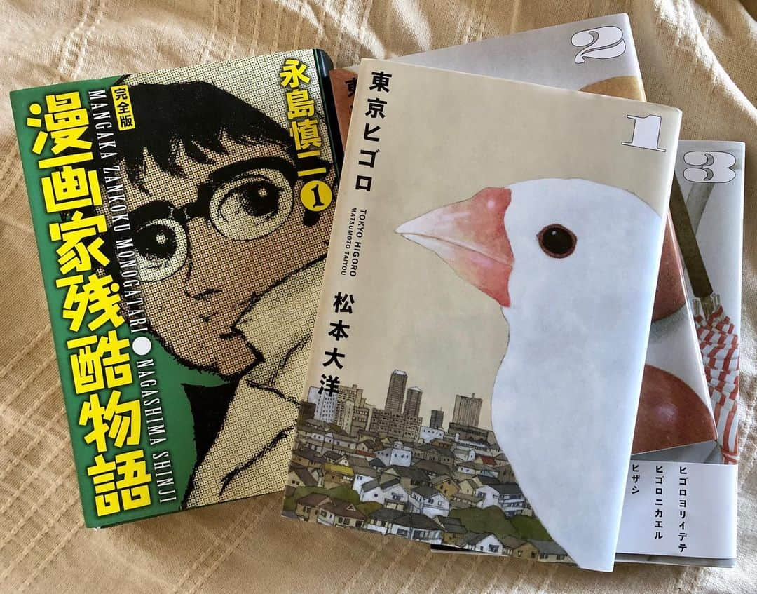 浜崎貴司のインスタグラム：「FLYING KIDSは来年1月、TOKYO AUTO SALONというイベントに出演し、ライブをします。  2024年の歌い始めはFLYING KIDSです。  FLYING KIDS 出演！  TOKYO AUTO SALON 2024 AUTO SALON SPECIAL LIVE  ■FLYING KIDS出演日： 2024年1月14日（日）  ■会場： 千葉県 幕張メッセ イベントホール  ■詳細・問合せ： TOKYO AUTO SALON 2024 https://www.tokyoautosalon.jp/2024/news/20231113/  今日はラジオ高崎「Air Place」の生放送があります。  今週のメッセージテーマは「まだ間に合う！今年やり残したこと」です。  そして名作イントロのコーナーもあります。  皆さんからのメッセージお待ちしております！  ■RADIO TAKASAKI　Air Place　毎月 第3・第5の水曜日 16:00-18:55（再放送22:00〜） 高崎駅サテライトスタジオにて生放送　 http://www.takasaki.fm/  写真は松本大洋さんの「東京ヒゴロ」と永島慎二の「漫画家残酷物語」。  「東京ヒゴロ」はとにかく素晴らしかった。  これは出版社を辞めた漫画編集者・塩澤が、  様々な漫画家と交流していく話。  私はすぐ永島慎二の「漫画家残酷物語」を思い出しました。  どちらも漫画を産み出す作家の、創作の戦いが描かれています。  私は、主人公の塩澤が実際に存在し、  まだ永島先生が生きていたら、  塩沢は絶対に永島慎二に原稿を依頼しに行くだろうな、  などと勝手な妄想を膨らましていまいました。  1話を読み終えると、その余韻が凄くて、  終わるのがもったいなくなり、  毎日少しづつ読みました。  装丁も素晴らしく、  改めて紙の本の快楽を感じました。  #松本大洋  #東京ヒゴロ  #永島慎二  #漫画家残酷物語」