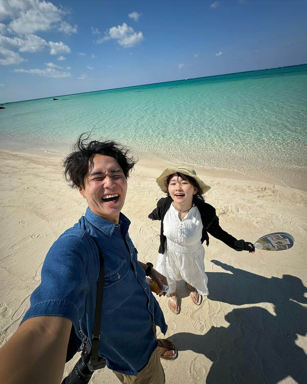 こんちゃんさんのインスタグラム写真 - (こんちゃんInstagram)「結婚式を沖縄本島で挙げて、向かったのは宮古島🏝️ プチハネムーンということで！南の島を満喫してきたけどなんて！なんて海の青さよ！！！！ 晴れた日の島全体の海の透明度が日本トップレベルで、とにかく透き通ってて感動したなあ。 毎日ホテルで朝食ビュッフェをこれでもかってくらい食べて、晴れたら海沿いをドライブしたりプール入ったり、まさしくハネムーンな感じを大満喫してた🍚  9枚目は曇りが続いてて晴れた日にテンション上がって宇多田ヒカルさん歌ってた俺🙄 10枚目はリゾートホテルでマックスバリュのお寿司とワイングラスにパインジュース入れて飲んでるあーちゃん🙄  宮古島での様子や動画は、今夜の動画にしこたま載せたので是非見てくだされ〜！！！！ #とったび #宮古島夕日」11月15日 20時35分 - hiromasakondo