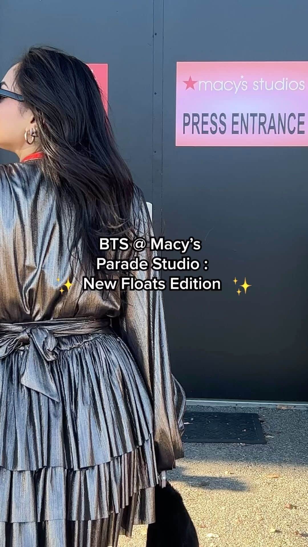 Macy'sのインスタグラム：「Can’t wait to see our #MacysParade floats? Go #bts with #MacysStyleCrew ambassador @laydayallday for a special preview of the new floats hitting the #Parade route this #Thanksgiving.   Catch all the magic, special performances, + so much more on 11/23 at 8:30am, live from NYC & on @NBC or streaming on @Peacock.」