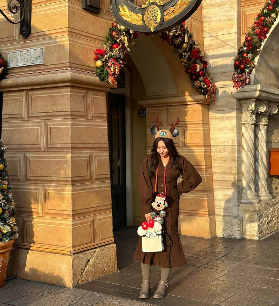 ルナのインスタグラム：「𝖣𝗂𝗌𝗇𝖾𝗒 𝖢𝗁𝗋𝗂𝗌𝗍𝗆𝖺𝗌  ✔︎onepiece @shein_japan  ✔︎boots @randa_pic  ✔︎bag @areeam_official   久しぶりにトナカイバケハを😼🎄  ワンピはシーインだよ♡ しっかりした生地でかわいかった❤️  商品ID:25762759 XL  身長163㎝/B97/H107 ┈┈┈┈┈┈┈┈┈♡ クーポンコード：FRIFUL140 〜5999円まで15%オフ 6000円〜で20％オフ 有効期限：2024/12/31  ┈┈┈┈┈┈┈┈┈♡  #SHEIN #FRIFUL #SHEINコーデ #FRIFULコーデ #BeSHEINモデル #PR #SHEINコーデ #SHEIN購入品 #秋コーデ  #areeam #アリーム #ディズニーコーデ #ディズニーバウンド #クリスマスディズニー #ディズニークリスマス #ディズニーシー #東京ディズニーシー #ディズニーバケハ #ディズニーカチューシャ #るなディズニー #バケットハット #tokyodisneysea #disneychristmas #disneybound #disneycode #mouseears」