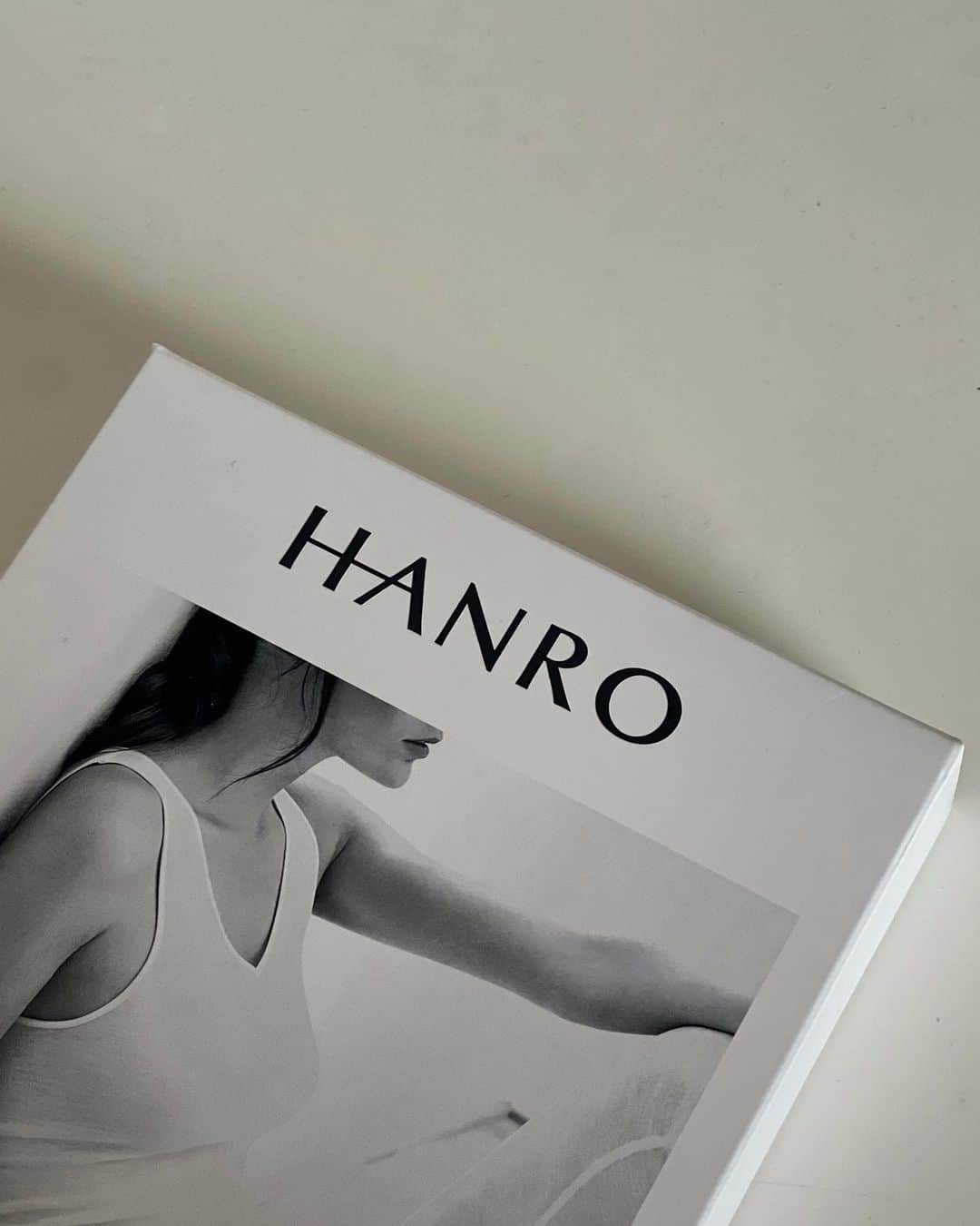 石黒美帆のインスタグラム：「. 135年以上もの歴史を持つ @hanro.official 。 本当に上質な素材で、肌触りの良さと軽さ、柔らかさ‥ すっかりハマってしまってます♡ ⁡ キャミソールやショーツに加えて インナーとして年中活躍しそうなタンクトップをお迎え。 ⁡ 今日から11/30まで松屋銀座6Fで POPUPも開催されているみたい。 実物手で触ってみて欲しい‥！私もお伺いしてきます✨ ⁡ ⁡ #PR#HANRO#WACOAL #wacoal_imports #ランジェリー#松屋銀座」
