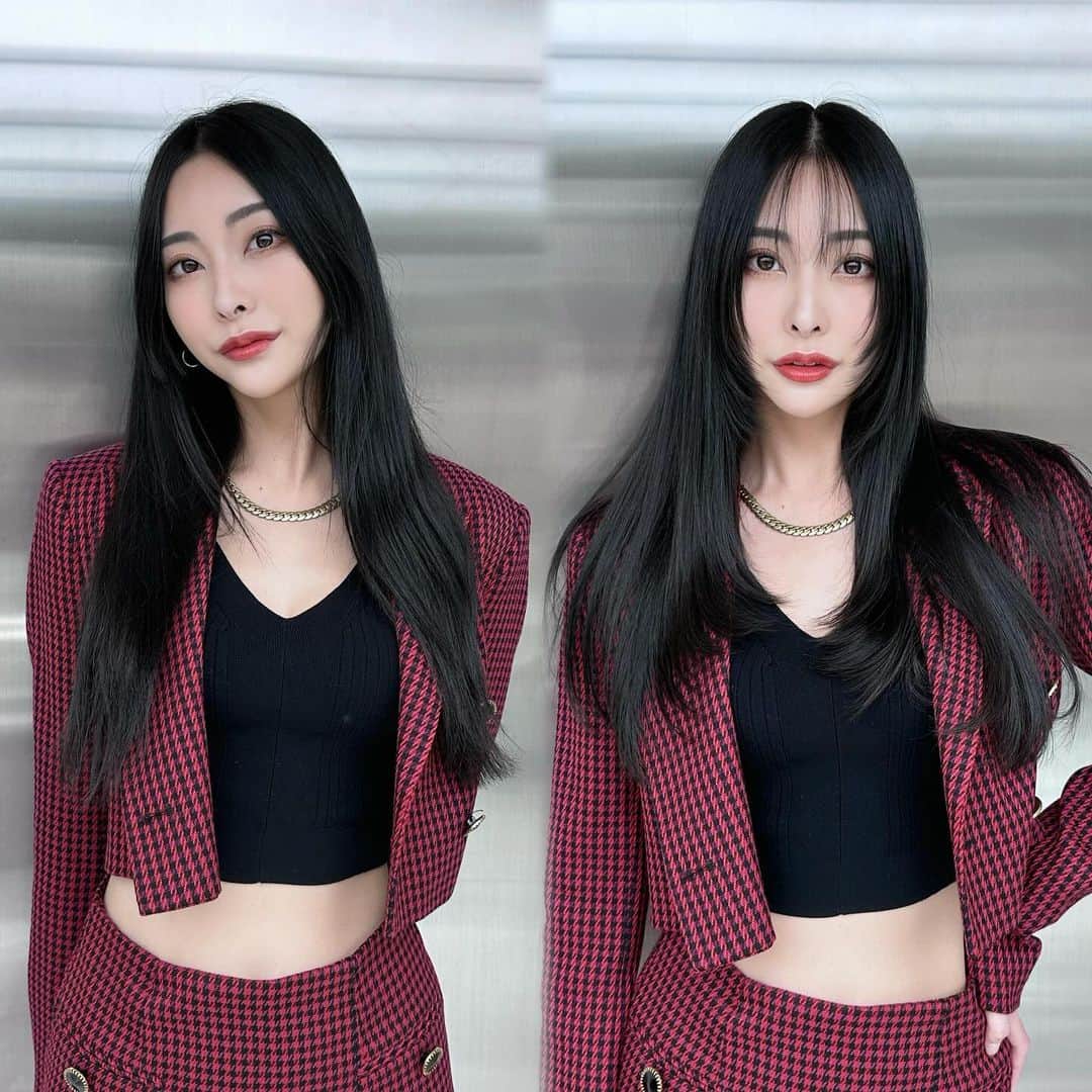 中村雄樹のインスタグラム：「今旬な #フェイスウルフ やり過ぎないトレンド感が可愛いです🙌網紅ヘア🇨🇳 . . 『10代〜30代限定 指名料サービスcoupon🎟️』 📛レイヤーカット＋高保湿トリートメント  ¥5,500 📛レイヤーカット＋ワンメイクカラー＋高保湿トリートメント ¥9,900 📛レイヤーカット＋カラー ＋オージュア4 step tr ¥14,300 📛レイヤーカット＋カラー ＋オージュア5 step tr ¥16,500 📛レイヤーカット＋デザインブリーチ ¥18,700 ※指名料¥3,300がサービスになります ※カラーメニューは別途ロング料金有 . .  . . @redeal_hair  @redeal_shibuya   ⚪️#ディスコネレイヤーカット ⚪️ . "繋げていない" レイヤーカットを称して ディスコネレイヤーカットと名付けました。  近年ショートスタイルでは定番化していたディスコネ。これをボブ〜ロングに生かしたカットデザインです。 . REDEALではブリーチカラーのお客様も多いのですが、 レイヤーは入れすぎるとハイトーンは特に "中間がパサつく"ので傷んで見えます。 ですがこのレイヤーカットはそれがないです。 . . "繋げてない"からこそのメリットを大きく5つに分けると . ⚪️軽くなり過ぎずに"巻きやすい毛束"を作れる ⚪️"中間がパサつかない"ので傷んで見えない ⚪️全体の"重さ"は残るのでスカスカしない ⚪️繋げないところがあるため工程が少なくカット時間も短い ⚪️後ろにはレイヤーが少ないので寝癖になり辛い . . REDEAL考案の "ディスコネレイヤーカット" 鏡越しの毎朝が楽しみになります。  . . . 🔍REDEAL SHIBUYAのカラーの"こだわり" . こちらにupさせて頂いてるスタイルは基本 "1ブリーチ"での仕上がりが多いです。 理由として、 . . 🔍低温ブリーチでの施術 :当日の施術時間は熱を出さないためにじわじわブリーチ致します . 🔍入念に行う"カウンセリング" 現在の状態と"なりたいイメージ像"の可能かどうかも含めてか擦り合わせてなるべく1ブリーチで理想の仕上がりになる計画を一緒に立てます。 . . . .  . . . . . . . 🟡ご新規のご予約方法🟡 基本はREDEAL SHIBUYA のホットペッパーかお電話よりご予約ください。 . 🟥ホットペッパー （アプリ又はGoogleで大宮REDEAL SHIBUYAで検索） 🟨 📞 03 6416 9152 . ※基本的に営業時間以外もご予約できるのとポイント付くのでホットペッパーを推奨しております . 【お問い合わせ方法】 お電話のみとさせて頂きます。 🟨📞 03 6416 9152 . . . 🟡メニューの選び方🟡 .  【✂︎カット✂︎】 ⚪️ディスコネレイヤーカット 重さを残したレイヤースタイルをされたい方はこちらのメニューを選択してください。 ⚪️トリミングカット 乾いた状態でカットが完結するレベルの毛量調整や毛先の調整の方はこちらがおすすめです。 ⚪️デザインカット 上記２つ以外のショートやボブカット等々ご希望の方はこちらのメニューをお選びください。 . ※基本当日追加可能です✂︎ .  【🎨カラー🎨】 メニューがわからない場合 🔴ブリーチ有メニュー（4〜5時間前後） 🔵ブリーチ無メニュー（2時間前後） どちらかでご予約頂けましたらある程度お時間に限りはござまいすが当日変更等の対応はできますのでご安心ください。その日の気持ちをカウンセリングさせて頂き、ご提案をさせて頂きます  【🌿トリートメント🌿】 基本的に10分前後の施術になります。 事前のご予約、当日の変更も対応可能です。 . . ※施術料はその日の適切な金額をカウンセリングでお伝え致しますのでご安心ください ※ご予約状況でメニュー変更が難しい場合もございますので予めご了承ください . .  . . . REDEAL SHIBUYA . 東京都渋谷区宇田川町3-10 いちごフィエスタ渋谷3階  . 渋谷美容室 カミカリスマ "受賞"ヘアサロン . . . . . . . .  .  #レイヤースタイル #小顔カット #小顔ヘア #アッシュグレー #ワンカール  #中国ヘア #レイヤー #レイヤーカット #ワンホンヘア  #レイヤーカットロング  #ダークトーンカラー #ザクザクレイヤー #ウルフヘア #渋谷美容室 #東京美容室  #ミディアムレイヤー #後毛 #後毛カット #サイドバング #渋谷レイヤーカット  #ロングウルフ #フェイスレイヤー #姫カット #ミディアムウルフ #ウルフカット #フェイスウルフ」