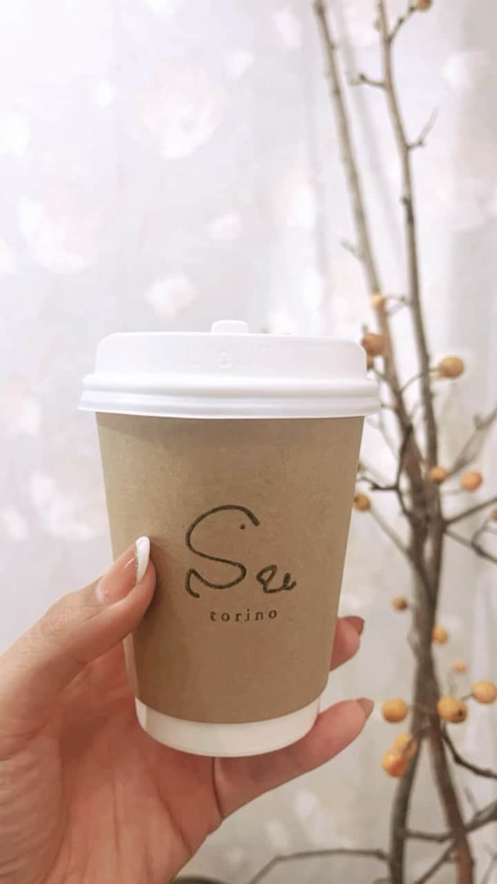 川崎優のインスタグラム：「隠れ家カフェ☕️  torinosu cafe （ @torinosu_cafe ）  美容室の4階にあるという、超隠れ家！なカフェ。鳥の巣をイメージした、包み込んでくれるような優しい雰囲気と手作りの焼き菓子に…心癒されます🕊✨  レモンスカッシュは、爽やかな酸味に少しの皮の苦味がアクセントになっていて…本格派！綿菓子で甘味を調節しながら飲むのもなんだかワクワク☁️ 完全予約制で、Instagramから予約することができますよー✨ 来月までの期間限定カフェです☕️  #週刊あーね #福岡カフェ」
