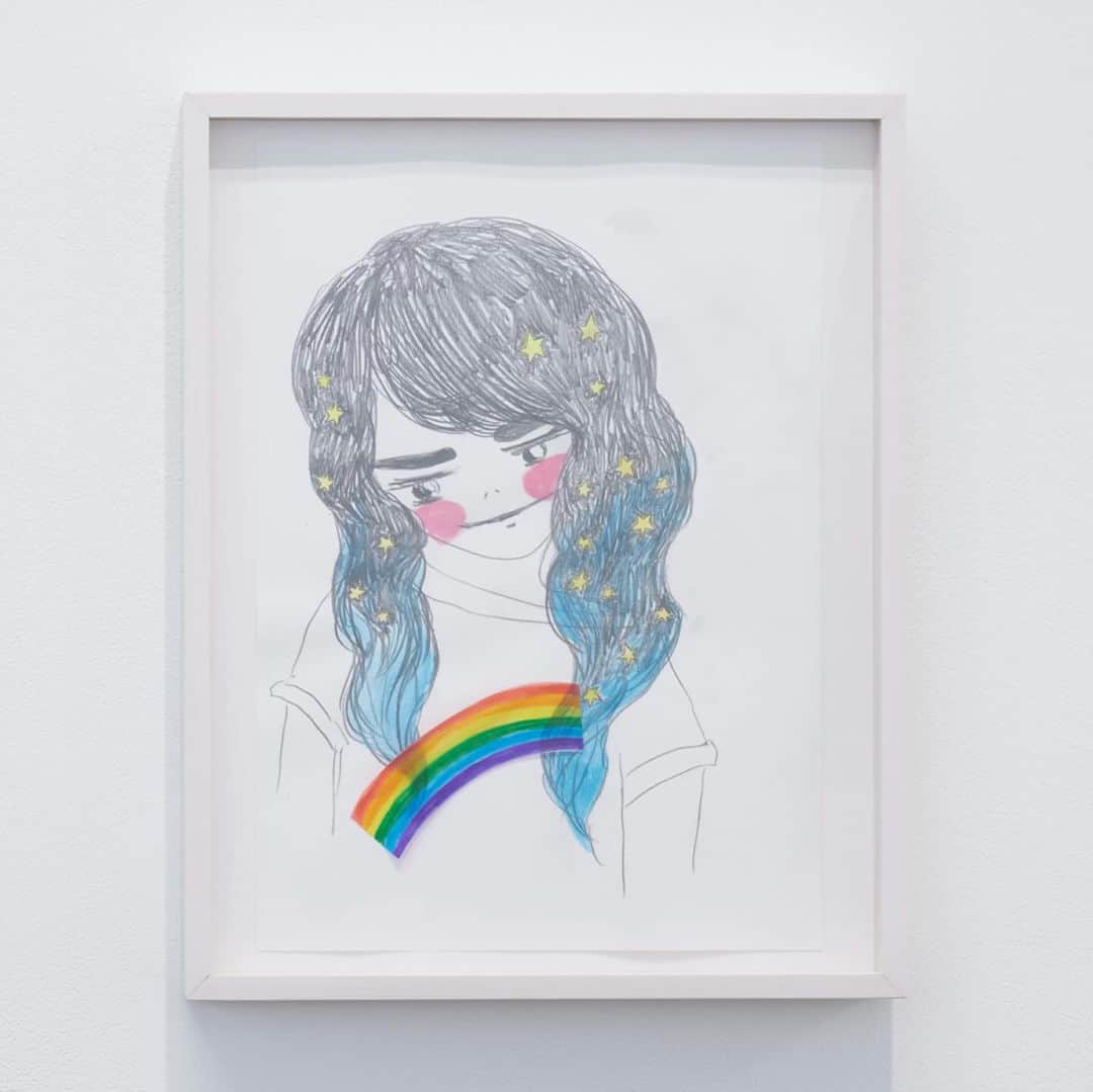 小林エリカのインスタグラム：「京都dddギャラリー @kyoto_dddgallery 第239回企画展 「はみだす。とびこえる。絵本編集者 筒井大介 @dtsutsu11 の仕事」 2023年10月25日（水）～01月07日（日）   筒井大介 さん編集でつくった絵本シリーズ 「闇は光の母」のうちの一冊『わたしは しなない おんなのこ』@iwasakishoten_pr  デザイン @tento_urushihara で展示に参加しています。  参加作家 朝倉世界一/網代幸介/阿部海太/荒井良二/五十嵐大介/石井聖岳/いぬんこ/井上洋介/植田真/eto/及川賢治・竹内繭子／大畑いくの/小原秀一/片山健/加藤休ミ/軽部武宏/きくちちき/鬼頭祈/合田里美/小林エリカ/酒巻恵/坂本千明/沢田としき/シゲタサヤカ/死後くん/城芽ハヤト/しんよんひ/スケラッコ/スズキコージ/たんじあきこ/つじにぬき/寺門孝之/直見芽以子/長崎訓子/中田いくみ/中野真典/nakaban/長谷川義史/ハダタカヒト/原マスミ/樋口佳絵/町田尚子/マメイケダ/マルー/ミシシッピ/みなはむ/宮崎 夏次系/みやざきひろかず/ミロコマチコ/本秀康/森田るり　(50音順)  〒600-8411 京都市下京区烏丸通四条下ル水銀屋町620COCON烏丸3F 開館時間：火～金は11：00～19：00　土日祝は11：00～18：00 休館日：月曜日（祝日・振替休日の場合はその翌日）、祝日の翌日（土日は開館）、 入場料：無料  #筒井大介 #わたしはしなないおんなのこ」