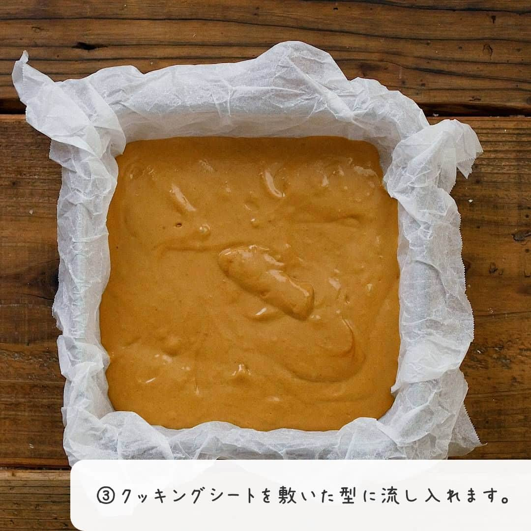 macaroniさんのインスタグラム写真 - (macaroniInstagram)「ホットケーキミックスで手軽に♪「#レンジで作るきな粉蒸しパン」このレシピのポイントは↓の投稿文をチェックしてくださいね✨   ---------------------------------- ✍️このレシピのポイントは…   ✔️混ぜてレンジで加熱するだけ🙌 ✔️ふんわりと香ばしい💕 ✔️ホットケーキミックスで手軽に♪ ----------------------------------    ご質問はお気軽にコメント欄にどうぞ😊⁠ macaroni の料理家が⁣返信いたします👩‍🍳✨⁠  「保存」をしておくと、レシピを見返すときに便利👏 おいしそうと思った方は「いいね」で教えてね💞  ■調理時間：20分  ■材料（15cm×15cmの耐熱ガラス容器1個分) ・ホットケーキミックス：150g ・きな粉：30g ・卵：1個 ・きび砂糖：30g ・無調整豆乳：100cc ・米油：大さじ2杯  ■作り方 1. ボウルに卵を割り入れてほぐし、きび砂糖、豆乳、米油を加えて混ぜ合わせます。 2. ホットケーキミックス、きな粉を入れ、粉気がなくなるまで混ぜます。 3. クッキングシートを敷いた型に流し入れます。 4. ふんわりラップをかけてレンジ600Ｗで4分〜4分30秒加熱し、粗熱を取ったら完成です。お好みの大きさに切り分けて召し上がれ。  ■コツ・ポイント ・生地は混ぜすぎないようにするとふんわり仕上がります。粉気がなくなり全体が均一に混ざったら、手を止めてください。 ・加熱しすぎると固くなる恐れがあります。レンジの加熱時間は様子を見て調節してください。  #macaroniレシピ #おうちごはん #おうちカフェ #お家カフェ #おうちcafe #うちカフェ #うちcafe #スイーツ #おやつ #おかし #お菓子 #3時のおやつ #おやつの時間 #おやつ作り #おやつタイム #手作りお菓子 #手作りおやつ #おうちおやつ #今日のおやつ #手作りスイーツ #お菓子作り #手づくりおやつ #おやつ時間 #蒸しパン #レンジ #きな粉 #ホットケーキミックス #蒸しパンレシピ #ホットケーキミックスレシピ」11月15日 8時56分 - macaroni_news