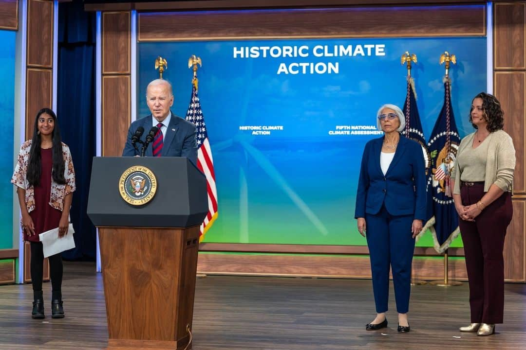 The White Houseのインスタグラム：「President Biden announced over $6 billion today to: ✅Strengthen our aging electric grid infrastructure ✅Reduce flood risk to communities ✅Support conservation efforts ✅Advance environmental justice   We will continue to deliver on the most ambitious climate agenda in history.」