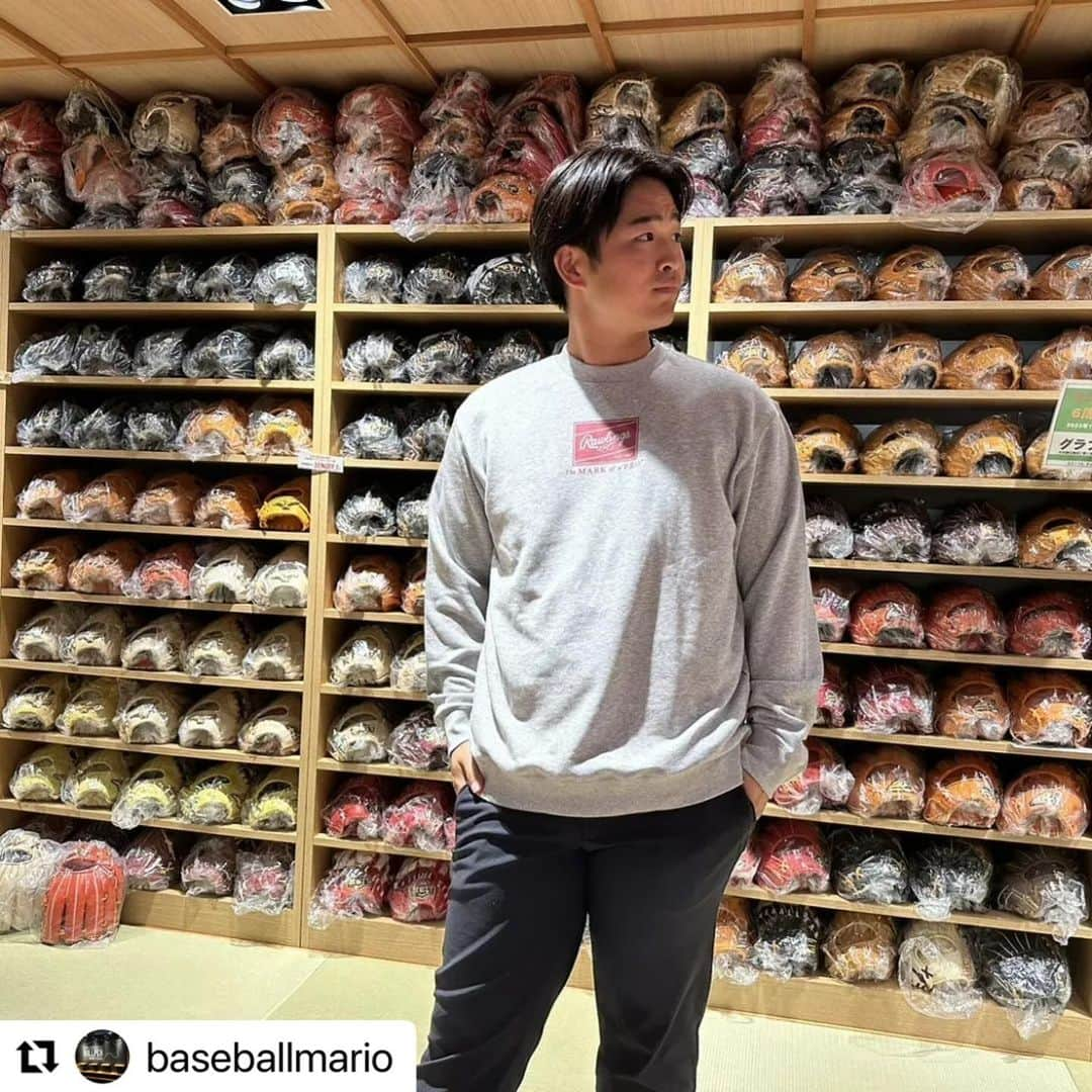 Rawlings Japanさんのインスタグラム写真 - (Rawlings JapanInstagram)「#Repost @baseballmario with @use.repost ・・・ … #ローリングス #Rawlings  #グラウンドレッド シリーズ #GROUNDRED  【トレーナースウェット】 グレー／ブラック ￥8,250（税込）  人生で起こることは すべて畳の上でも起こる  スポーツもカジュアルに シモキタらしさを。  ※通販サイトからもご購入可能です。 ￣￣￣￣￣￣￣￣￣￣￣￣￣￣ @baseballmario ・ ・ ・ #ちょっとずつ猛進 #知好楽面  #ベースボールマリオ #下北沢 #スポーツマリオ #グラブブルペン #グラブを持って野球専門店に行く文化を作りたい @rawlings_japan_llc」11月15日 9時04分 - rawlings_japan_llc