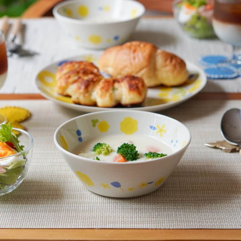 ムクリ［mukuri］さんのインスタグラム写真 - (ムクリ［mukuri］Instagram)「熱々のスープやお鍋が美味しい季節♪ テーブルがパッと明るくなるボウルの使い勝手もいい！  寒さが一段とましてから 熱々のスープやお鍋の頻度も増えた我が家。  花びらやクローバーが散りばめられたボウルは 食卓に並ぶだけで、ご飯とあわせて彩りも豊かに。  直径15センチほどのサイズ感は 重たくもなく持ちやすく、使い方も様々。 食洗機やレンジOKなのも とっても助かりますよね。  岐阜の多治見で職人さんとつくったボウル、 クリスマスに向けたこれからの季節にも きっと重宝できるアイテムです。  ▶お買い求めは @daily_mukuri プロフィールのURL または、投稿画像をタップ！  #dailymukuri または @daily_mukuri にタグ付けいただいた中から、インスタグラムでご紹介していきます😌  –––––––––––––––––– ムクリ公式アカウントでは くらしの中にある"好き"や"コダワリ"を毎日お届け。  インテリア、整理収納から家づくりなど 日常で参考になる情報から サラッと読める短編コラムまで ご紹介していますのでフォローしてぜひご覧ください。 ▶︎ @mukuri_official ・  「 #ムクリ 」のタグもいつも楽しく拝見しています☺️  オリジナルブランドは @daily_mukuri  くらしの中にあったらいいいな、 そんな商品を企画・制作、集めています。 ––––––––––––––––––  #ボウル#食器#美濃焼#くらしの編集#ムクリ」11月15日 9時05分 - mukuri_official