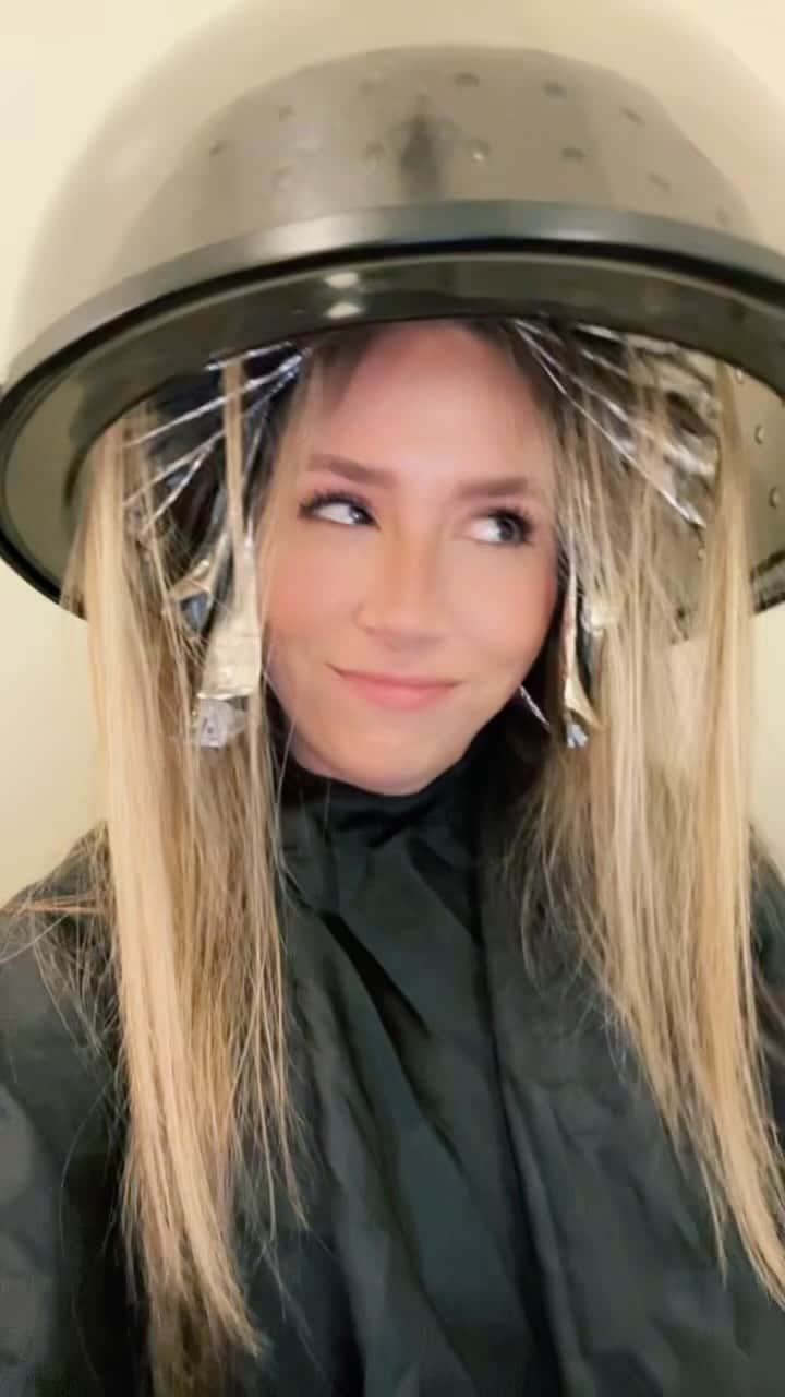 Tracy and Stefanieのインスタグラム：「Change is good for the soul. This is my kinda change 😏 #newhairnewme #itsthesame #ifitaintbrokedontfixit #blondeshavemorefun 💁🏼‍♀️」