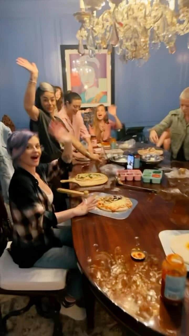 ケリー・オズボーンのインスタグラム：「When the Pizza Girl rolls up to @kellyosbourne ‘s girls night with the new Pizza Girl Pizza Grill things get a bit saucy!」