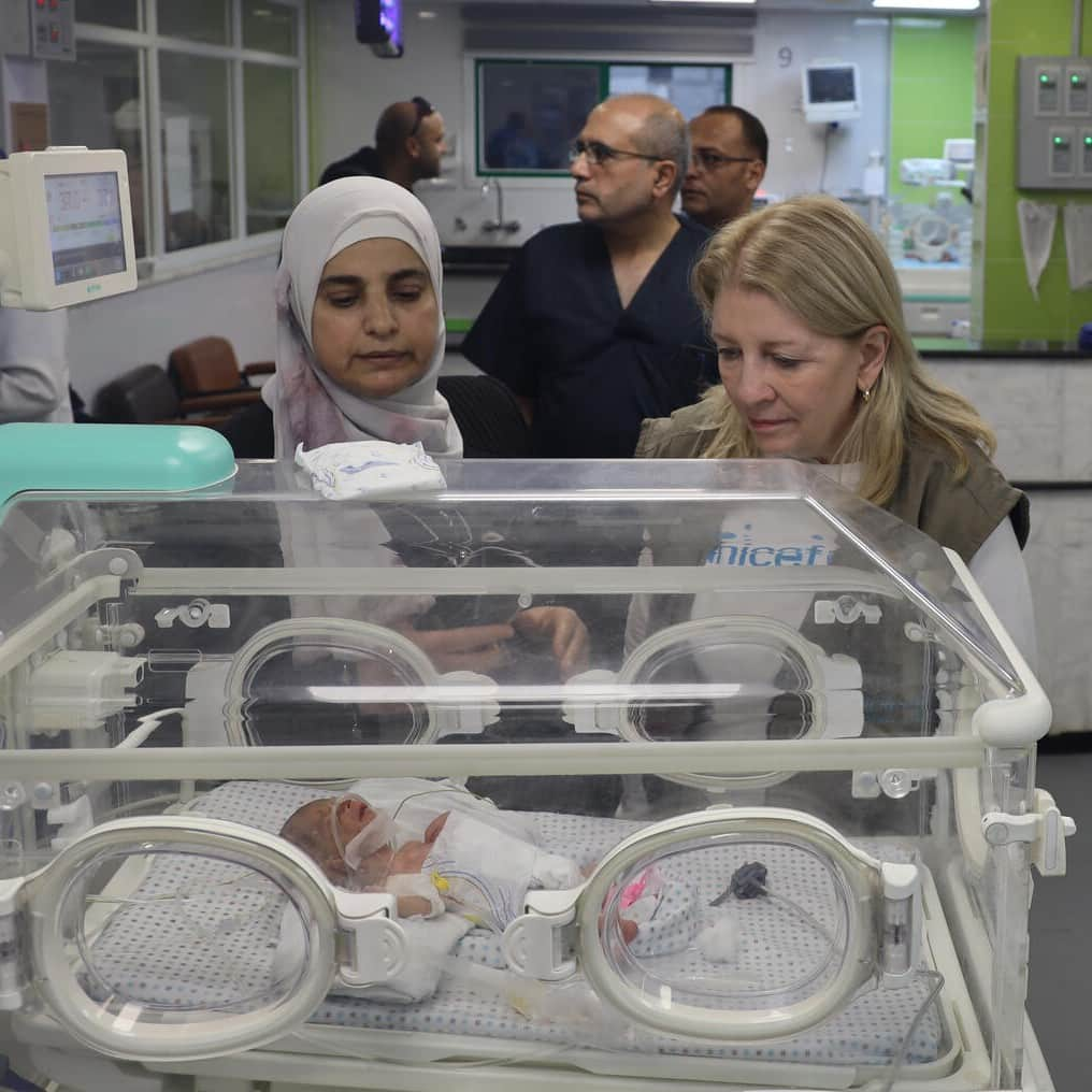 unicefさんのインスタグラム写真 - (unicefInstagram)「“Today I visited the Gaza Strip to meet with children, their families and UNICEF staff. What I saw and heard was devastating.  They have endured repeated bombardment, loss and displacement. Inside the Strip, there is nowhere safe for Gaza’s one million children to turn.”  Read the full statement by UNICEF Executive Director Catherine Russell on her visit to Gaza. Link in bio.   © UNICEF/UNI470993」11月15日 9時11分 - unicef