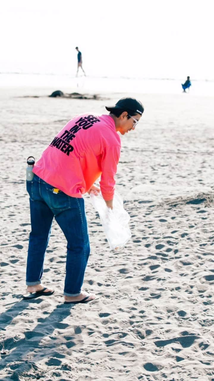 幸太のインスタグラム：「Cleanup time supported by @hydroflask.jp   リバークリーンを進めていますが 勿論、ビーチクリーンも必須🗑️  @hydroflask.jp BEACH CLEAN EVENT produced by @samicrown_lens   サミーさんの声掛けで、 皆んなでエンジョイビーチクリーン⛱️  皆んな、#ハイドロフラスク の水筒片手に ワイワイガヤガヤ（笑）  要は、皆んなの遊び場を 皆んなで楽しく綺麗にしてたいのよね😃  #hydroflask  #ハイドロフラスク  #水筒  #surfer  #model #singer  #naturelovers」