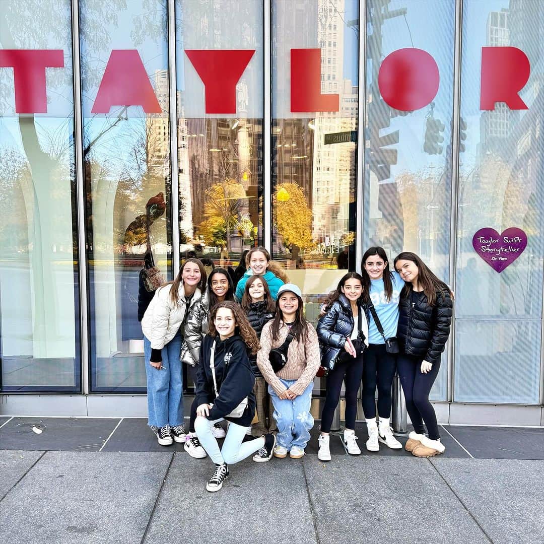 Ilana Wilesさんのインスタグラム写真 - (Ilana WilesInstagram)「Harlow and her camp friends went to the Taylor Swift exhibit at the Museum of Art and Design last weekend to celebrate all the November birthdays in their bunk, one of which is Harlow. I am also a November birthday so I am familiar with the fact that everyone on earth shares our birthday month! Last pic is me the next night celebrating all the November birthdays with my college friends. Here’s my question. Is everyone born in November? Or do people just tend to gravitate towards other people in their same birthday month?」11月15日 9時13分 - mommyshorts
