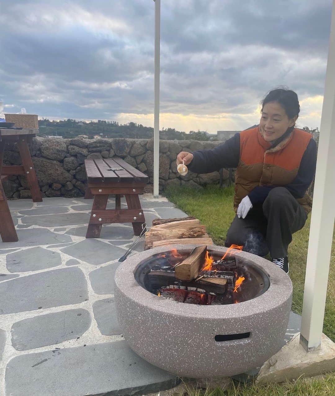 パク・チニのインスタグラム：「아이들과 불멍하면서 구워먹는 마시멜로😍 겨울시작❄️ . #불멍」