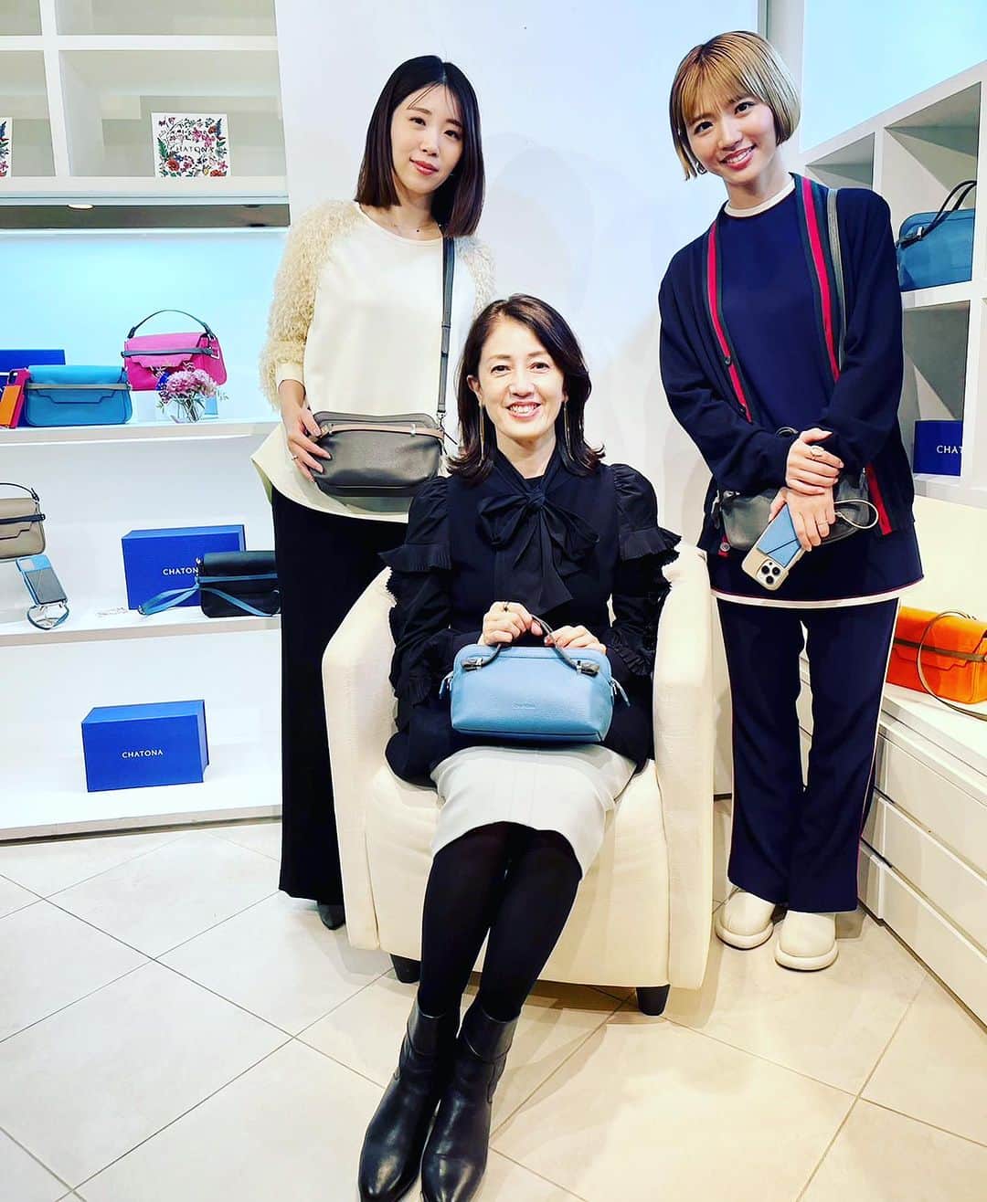 勝恵子さんのインスタグラム写真 - (勝恵子Instagram)「京都在住の美人姉妹がローンチした、 新ブランド「CHATONA」のお披露目展示会に行ってきました。  上質なフランスの老舗レザーを使用、バッグやポーチ、iPhoneケースを好きなカラーでオーダーできます。 バッグinバッグにできたりカードケースも中に入っていたり女性ならではの視点で機能性抜群！今の世代の女性の感性を感じました。  展示会をプロデュースされた、藤澤龍一さんとは四半世紀のお付き合い。 沢山のラグジュアリーブランドのイベントをプロデュースされた龍様と、その時代の話も盛り上がり。ガリガリ仕事をして頑張った自分へのご褒美に、キラキラのラグジュアリーブランドを購入していました。あの時代はそれはそれで良かったよねーと^_^  代表のカナタエリカさん、私達もギリギリ昭和生まれですから〜とお気遣い頂き😃 (ちょっと安心😃)ローンチまで3年費やしたそうで、これからも頑張って欲しいです！  https://chatona.jp/  @chatona_official   #展示会 #chatona  #ラグジュアリーレザーブランド #藤澤龍一さん」11月15日 9時13分 - keiko.katsu