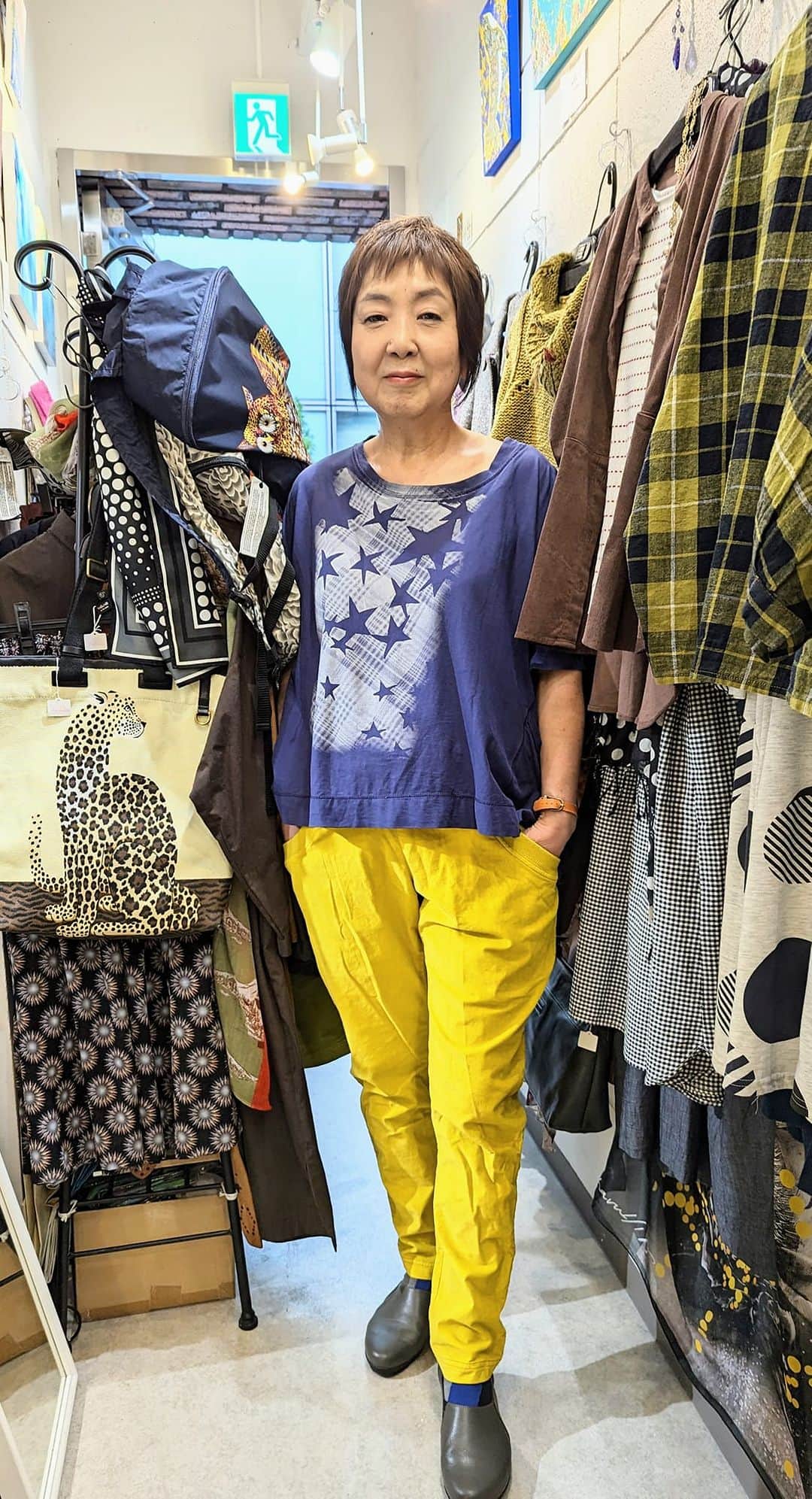 平井富子のインスタグラム：「都内から、友達のクリちゃんが、、  アラカルターのクリちゃんは、編集者で、また、占い師を纏めている！ 素晴らしい〜  ストレッチの効いた別珍のイエローパンツを気に入って頂きました。 すごくお似合い〜  また、お立ち寄り下さい〜」