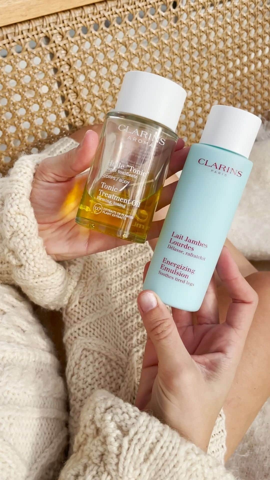 Clarins Méxicoのインスタグラム：「Etiqueta a tu amiga que va a ser mamá. 🤰🏻 Consiéntela para que siga disfrutando de esta bonita etapa con estos 2 musts Clarins que le darán mucho descanso a sus piernas. 💖 Mezcla unas gotas de la Leche para piernas cansadas y Huile Tonic, aplica con un masajito sobre las piernas y listo. ¡Sentirá un confort increíble!  . . . .#cuerpo #Body #Clarinscuidadeti #Bodymist #aguadetratamiento #mist #aroma #naturalskincare #skincare #beauty #natural #naturalbeauty #healthyskin #selfcare #organicbeauty #skincaretips #skincareproducts #beautycare #essentialoils #instabeauty」