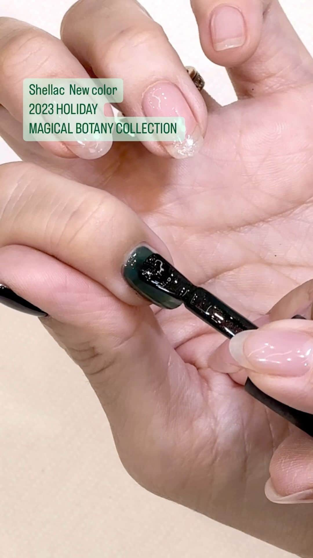 CND日本公式アカウントのインスタグラム：「. NEW! 2022.11.15本日発売🌟 2023 HOLIDAY 『MAGICAL BOTANY』COLLECTION   シェラック4色のご紹介🎥  下記の順番で塗布しています。  第1指→ 457 Midnight Flight ミッドナイト フライト(パールマット)  第2指→455 Forever Green フォーエバー グリーン(パールマット)  第3指→456 Frostbite フロストバイト(パール)  第4指→457 Midnight Flight ミッドナイト フライト(パールマット)  第5指→458 It’s Getting Golder イッツ ゲッティング ゴールダー(パール)  ※日本ではシェラック(4色)のみの発売です ※実際のカラーと異なる場合がございます。 ご了承ください。  シェラックは下記の販売店様でお取扱いしております。 @nailshoptat @nailpartner @naillabojp @life_beauty_pro ※別途会員登録が必要な場合がございます ※直接各店へお問い合わせください  #新色 #新色発売 #新商品発売  #cnd #cndworld #shellac #cndshellac  #シェラック #シェラックネイル #爪を削らない  #爪に優しい #ネイル #タカラベルモント  #シェラックカラー」