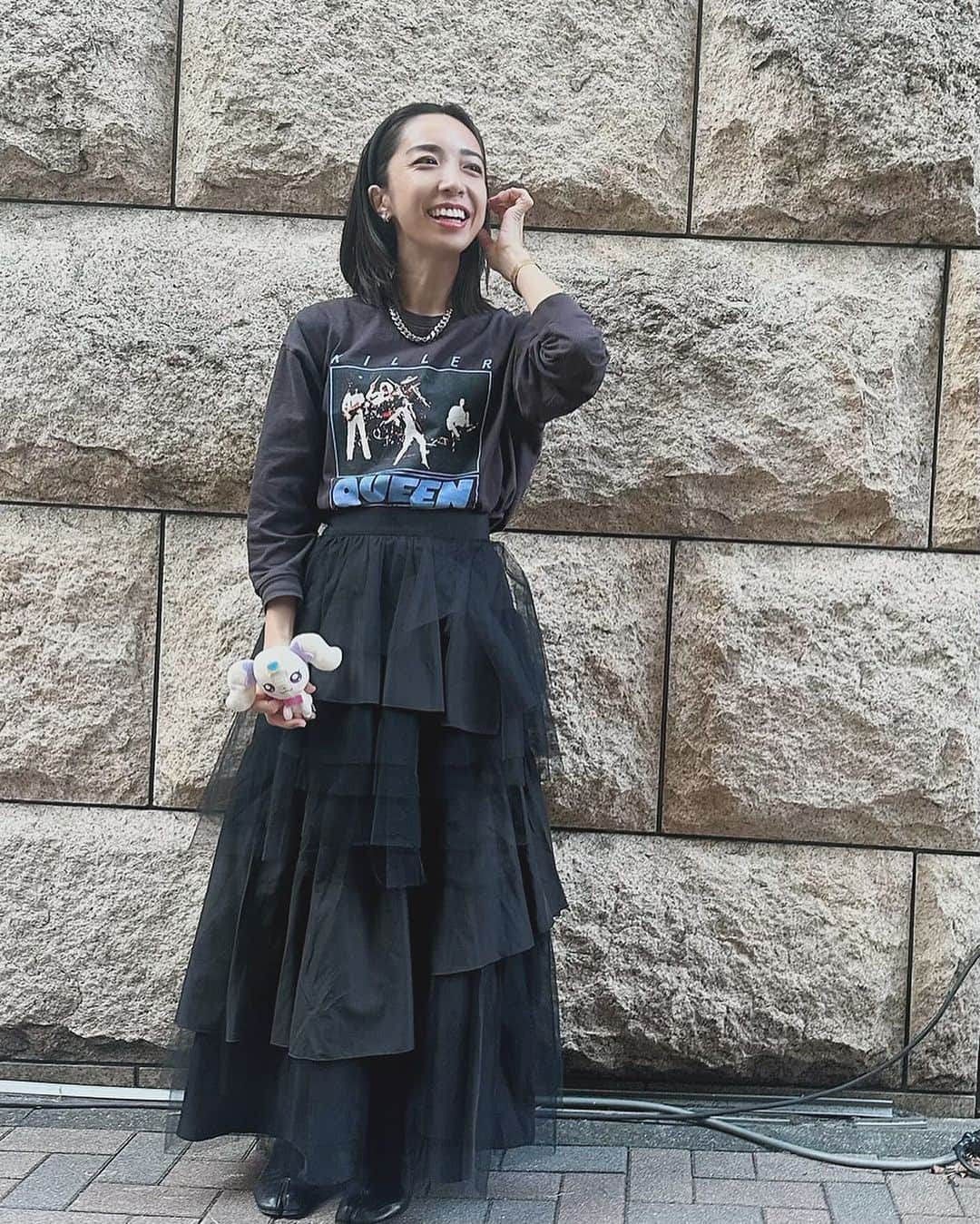小脇美里のインスタグラム：「・ ロンT…@pairmanon  キッズの150センチ！息子とお揃い♡  スカート… @sayakahara_willfully   ブーツ… @maisonmargiela   ネックレス… @affect_jp   娘がふわふわスカートママかわいすぎる♡と写真撮ってくれた🤳 自分の持っていた #プリキュア　の　#ラテちゃん　を 持つことも指定された🤭笑 ラテちゃん見えてないよ！と、ピントはラテちゃんです😂  今期の @sayakahara_willfully がかわいすぎて 原ちゃんのインスタ見るたびにオーダーしちゃう🤭　サイズ感がぴったりだから、試着要らずなのも嬉しい♡ このスカートもボリューム感がたまらん！ 大人も着れるチュールスカートなかなかないから、一目惚れした♡」