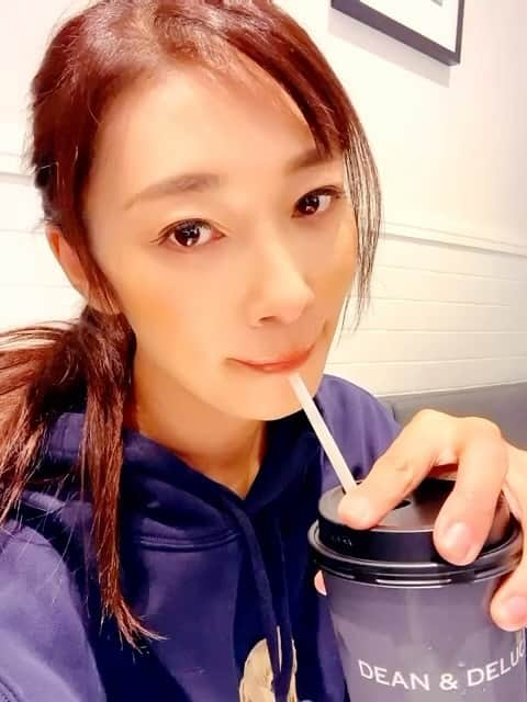 小早川怜子のインスタグラム：「OHAYO❤️  なんか　なめちゃう🥹 なめちゃう人ー🙋‍♀️  水曜18時はオンリーファンズアップの日だよ❤️  #小早川怜子 #reikokobayakawa #カプセルエージェンシー」