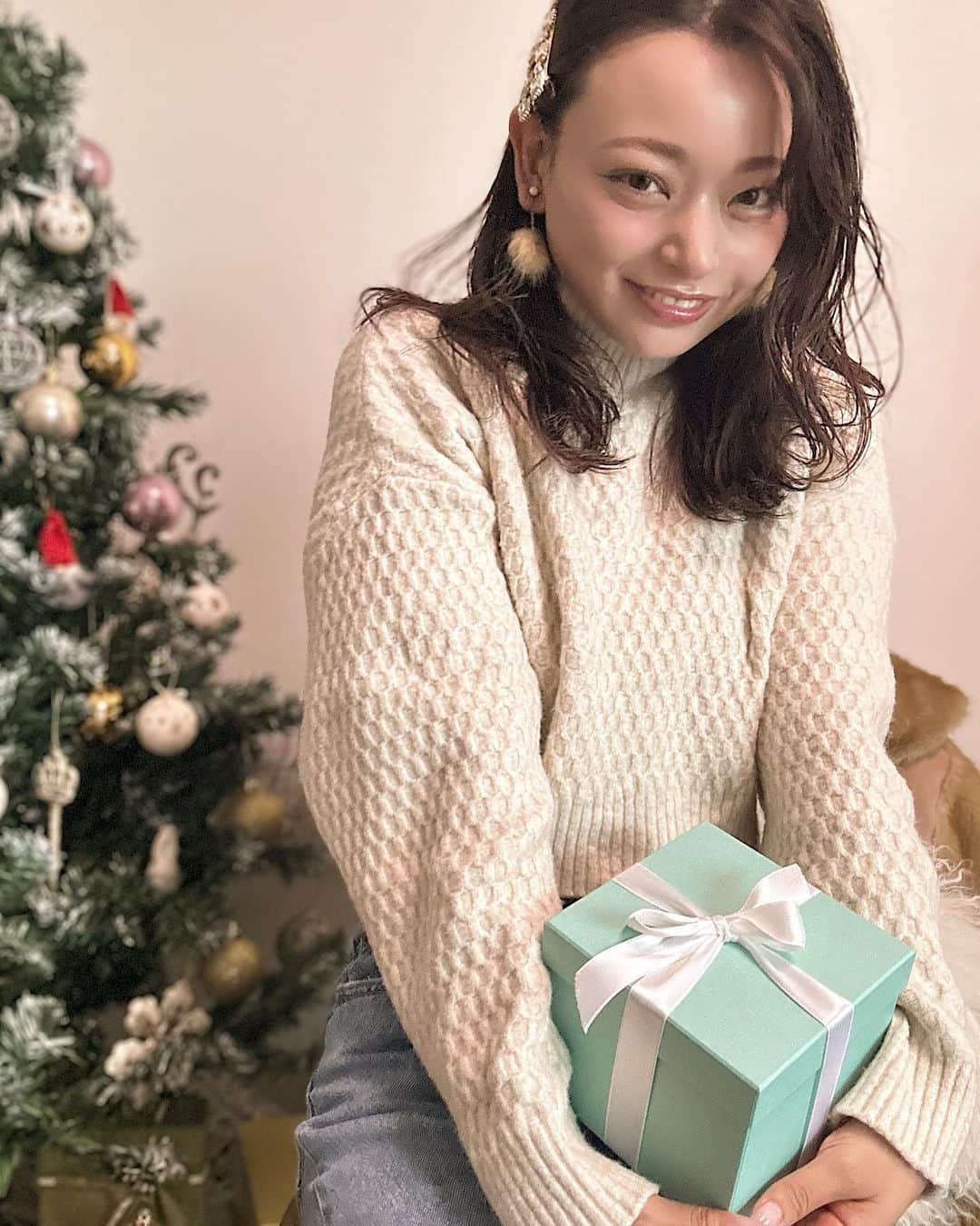 Yuuki mimuraのインスタグラム：「#PR 🐈‎𓈒 ˖ ࣪ 𝜗𝜚   .  大好きな #指原莉乃 ちゃん プロデュースのコスメブランド リリミュウ(Ririmew) ♡𓈒 ˖ ࣪ ྀི  2023年クリスマスコフレ 「クリスマスコレクション'23」が、 2023年11月21日(火)より発売します(拍手！！👏🏻👏🏼👏🏽)  インザミラーアイパレットの 限定色がラメぎっっっしりで イルミネーションみたいで可愛い🌃  じゅわ系のグロス、 ホーリーレッドという色がクリスマスにピッタリ🎄  ホワイトベースで偏光ラメが輝く ネイルポリッシュ、ホワイトドーム❄️ スノードームみたいで可愛すぎる！ (手はジェルなのでフットネイルにしてみたよ🐾)  ベロア生地のポーチに【KAWAII!!】が ぎゅぎゅっと詰め込まれてます💭“  クリスマスコレクションとは別だけど トーンアッププライマーも 空気が冷たい冬にピッタリなシルクブルーが出たよ❄️  顔全体に塗らないで 中心部分に塗ると立体感が出ていい感じ🤍  少量で伸びるのでコスパもいいよ⭕️  「クリスマスコレクション'23」 5,610円(数量限定) 2023年11月21日(火)発売 全国のロフト、プラザ アットコスメ東京・大阪 公式オンラインショップで販売  ・インザミラーアイパレット イルミネイトスノー  【限定品】 ・リップグロス  ホーリーレッド ・ネイルポリッシュ  ホワイトドーム ・オリジナルポーチ【限定品】  「トーンアップカラープライマー」 ・シルクブルー 1760円  #PR#Ririmew#リリミュウ #コスメレビュー  @ririmew_official」
