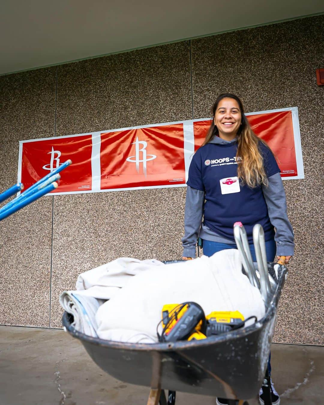 ヒューストン・ロケッツさんのインスタグラム写真 - (ヒューストン・ロケッツInstagram)「In partnership with @NavyFederal, the Houston Rockets partnered with local military organizations by renovating and restoring classrooms at the Blackshear Elementary campus and as part of #HoopsforTroops!  #RocketsGiveBack」11月15日 9時33分 - houstonrockets