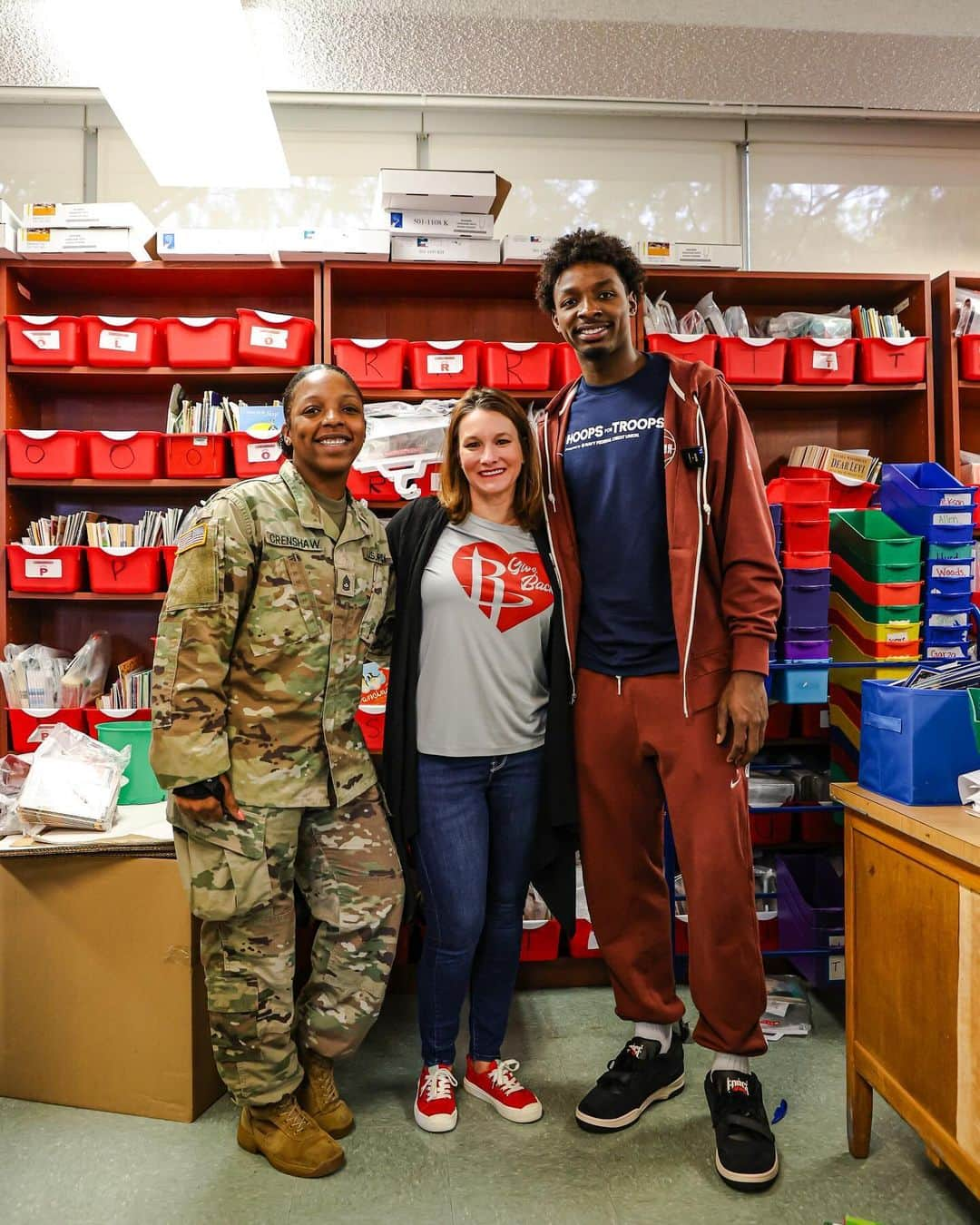 ヒューストン・ロケッツさんのインスタグラム写真 - (ヒューストン・ロケッツInstagram)「In partnership with @NavyFederal, the Houston Rockets partnered with local military organizations by renovating and restoring classrooms at the Blackshear Elementary campus and as part of #HoopsforTroops!  #RocketsGiveBack」11月15日 9時33分 - houstonrockets