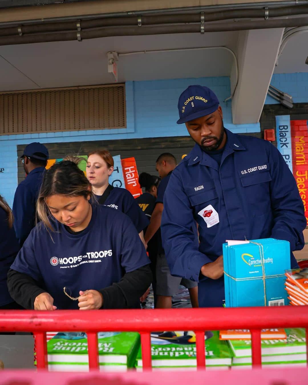 ヒューストン・ロケッツさんのインスタグラム写真 - (ヒューストン・ロケッツInstagram)「In partnership with @NavyFederal, the Houston Rockets partnered with local military organizations by renovating and restoring classrooms at the Blackshear Elementary campus and as part of #HoopsforTroops!  #RocketsGiveBack」11月15日 9時33分 - houstonrockets