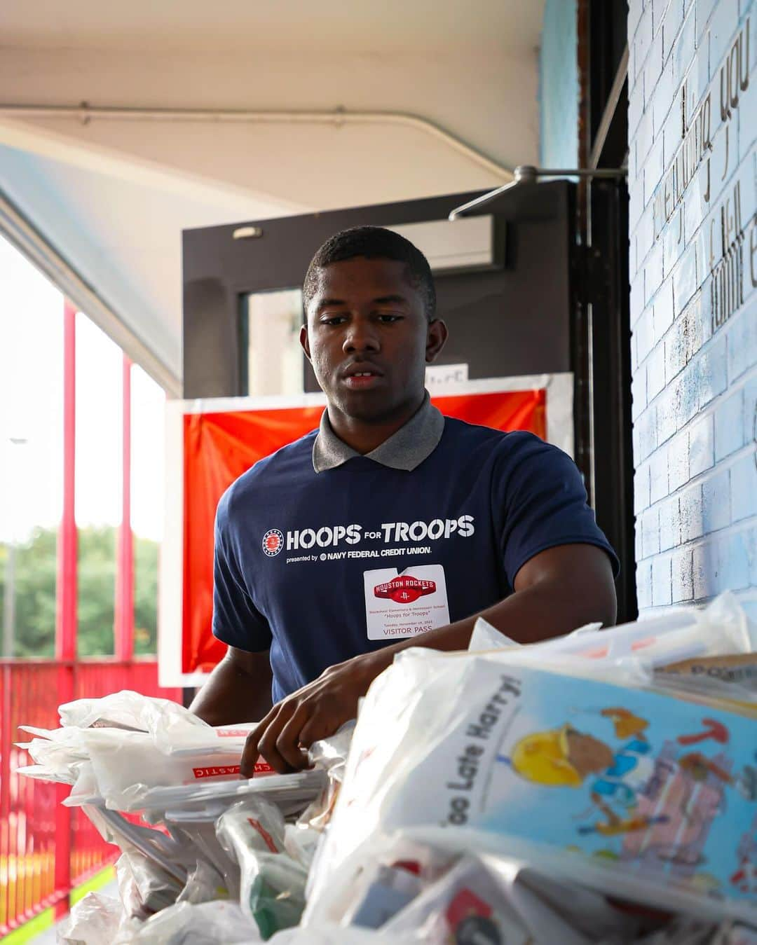 ヒューストン・ロケッツさんのインスタグラム写真 - (ヒューストン・ロケッツInstagram)「In partnership with @NavyFederal, the Houston Rockets partnered with local military organizations by renovating and restoring classrooms at the Blackshear Elementary campus and as part of #HoopsforTroops!  #RocketsGiveBack」11月15日 9時33分 - houstonrockets