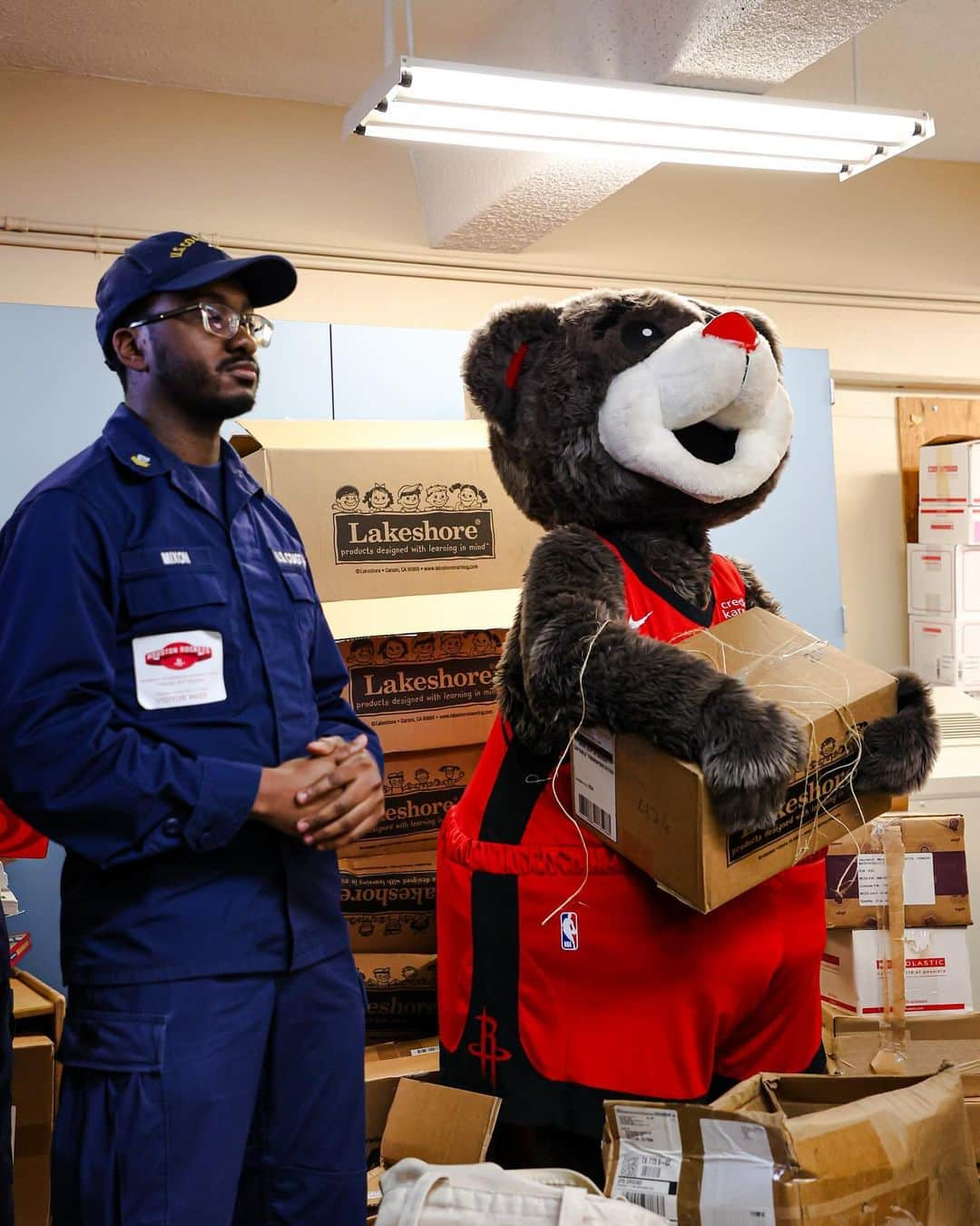 ヒューストン・ロケッツさんのインスタグラム写真 - (ヒューストン・ロケッツInstagram)「In partnership with @NavyFederal, the Houston Rockets partnered with local military organizations by renovating and restoring classrooms at the Blackshear Elementary campus and as part of #HoopsforTroops!  #RocketsGiveBack」11月15日 9時33分 - houstonrockets