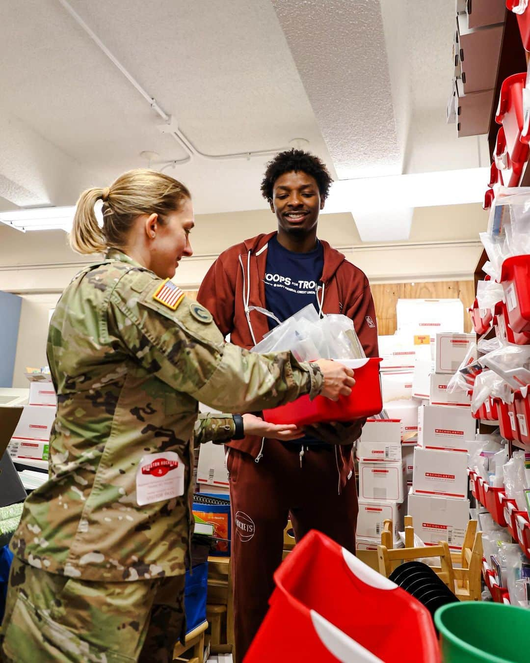 ヒューストン・ロケッツさんのインスタグラム写真 - (ヒューストン・ロケッツInstagram)「In partnership with @NavyFederal, the Houston Rockets partnered with local military organizations by renovating and restoring classrooms at the Blackshear Elementary campus and as part of #HoopsforTroops!  #RocketsGiveBack」11月15日 9時33分 - houstonrockets