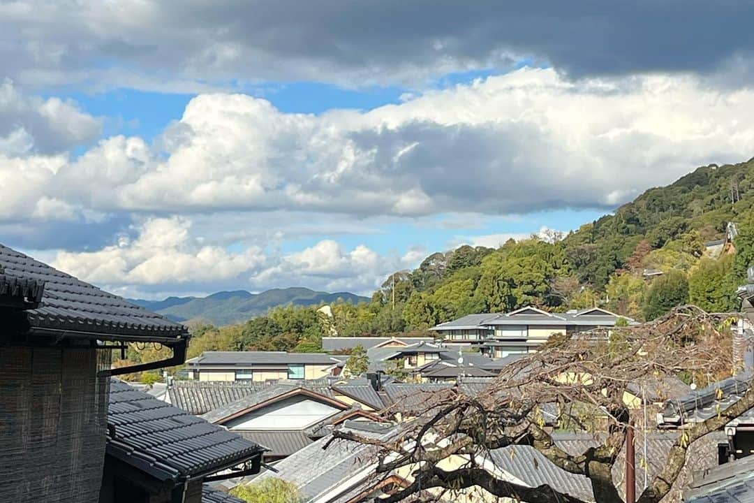 原日出子さんのインスタグラム写真 - (原日出子Instagram)「京都 自主散歩🚶‍♀️ お天気にも 恵まれて 京都をおさんお散歩しました♡ 清水寺〜八坂神社〜四条通り 定番の観光コースですが 楽しい道のりです👍 あちこちのぞいて お買い物もして 観光気分を味わいました☺️  #お休み #京都 #京都散歩 #寧々の道」11月15日 9時26分 - hara_hideko