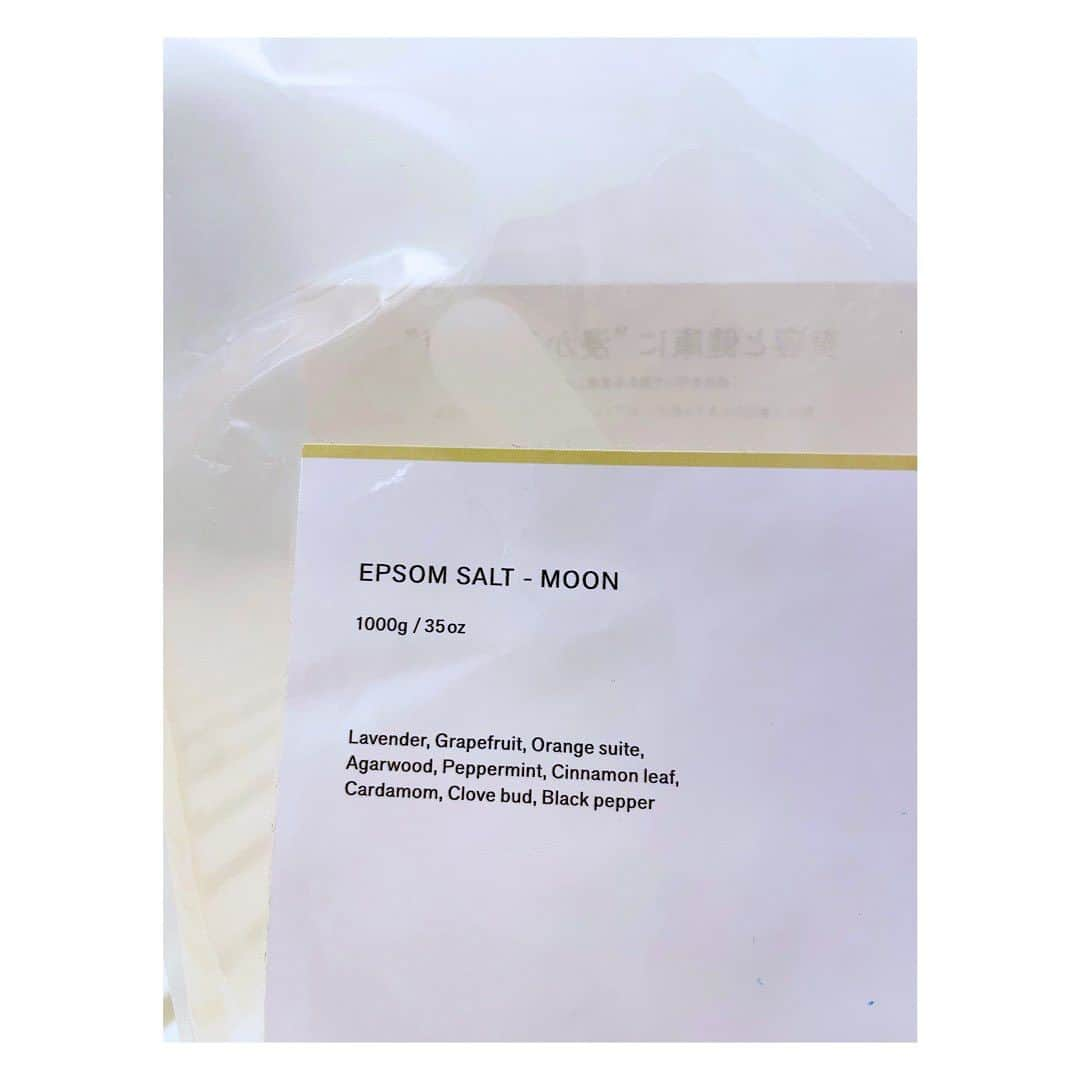 笹峯愛さんのインスタグラム写真 - (笹峯愛Instagram)「11月13日は蠍座の新月でした。 そして急に来た冬！！  夏から冬へ…秋はいずこ。  @mizuka_cosme のエプソムソルト〝moon〟で 温まりました。  始めてしまうと普通の入浴剤に変えられない…。  mizukaがこだわるハーブの香りで 心も癒されるお気に入り。  お風呂で深い呼吸を整えながら、リラックスする時間が幸せです。  #mizuka  #エプソムソルト入浴」11月15日 9時30分 - mineco.m