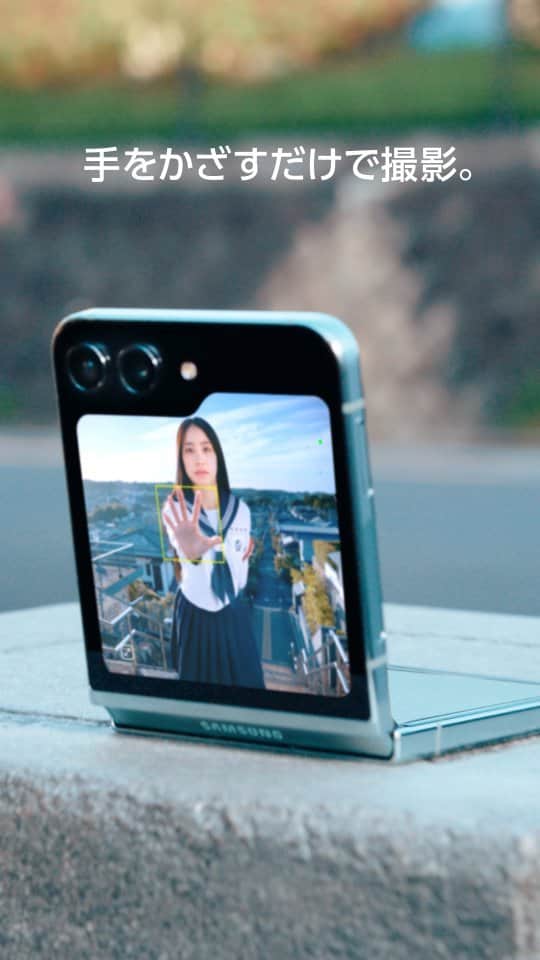 Galaxy Mobile Japanのインスタグラム：「#GalaxyZFlip5x新しい学校のリーダーズ の「推し活」をテーマにした新CMが公開💚  @japan_leaders のKANONたちが、#GalaxyZFlip5 を持ってアニメの聖地巡礼へ✨  Galaxy Z Flip5 の特徴の、手をかざすだけで好きな角度から撮れるフレックスカメラに注目！  #JoinTheFlipSide #Samsung」