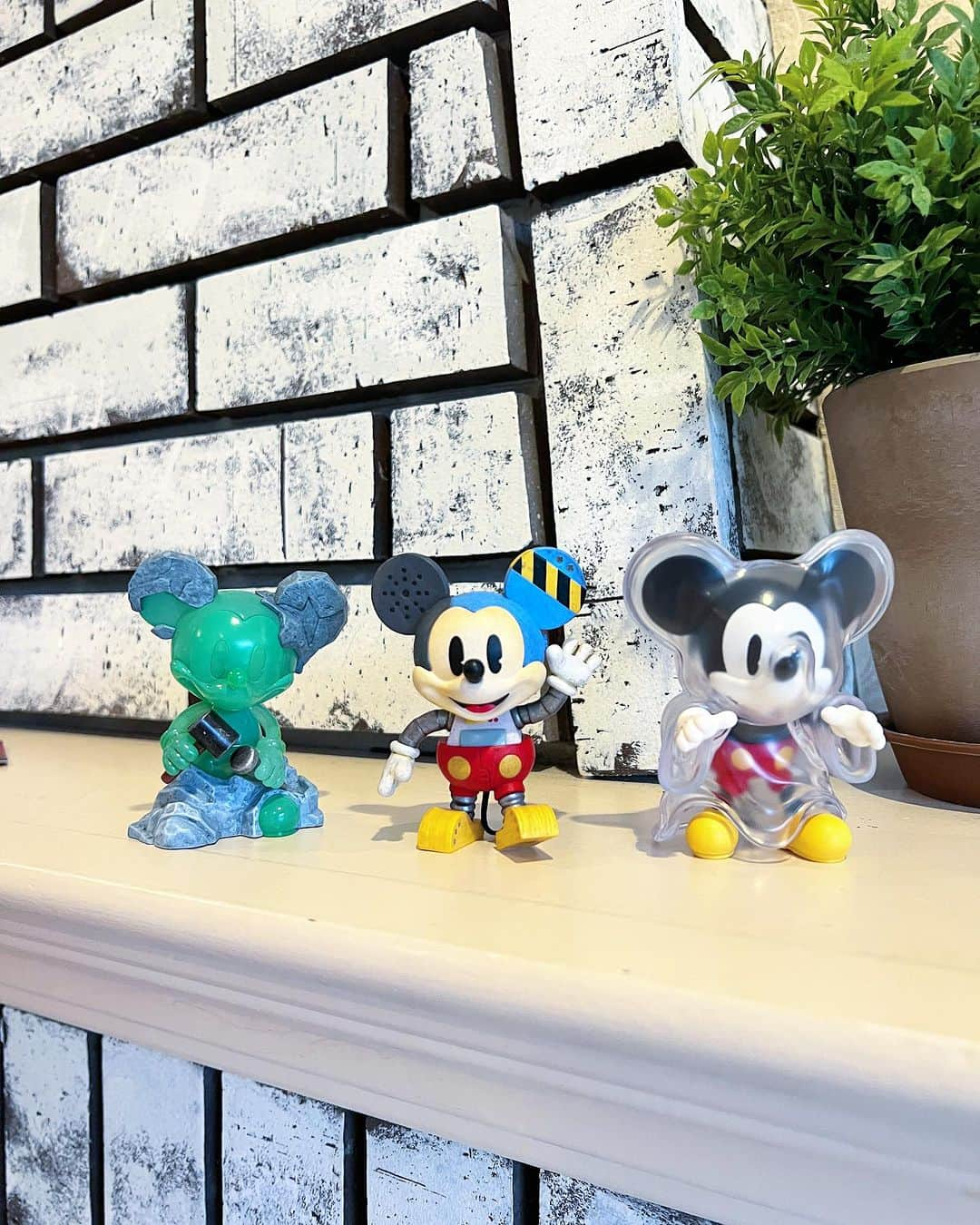 五位渕のぞみさんのインスタグラム写真 - (五位渕のぞみInstagram)「#POPMART （#ポップマート ）のフィギュアから DISNEY 100th Anniversary Mickey Ever-Curious シリーズ😍💕 @popmartjp  ㅤㅤㅤㅤㅤㅤㅤㅤㅤ SNSで話題のアートトイ 「ＰＯＰ ＭＡＲＴ」のフィギュアだよ❣️ ㅤㅤㅤㅤㅤㅤㅤㅤㅤ 🩵DISNEY 100th Anniversary 🩵 Mickey Ever-Curious シリーズ  ◽ 仕様:ブラインドボックス 入数:1アソートボックス＝12ピース入り 種類数:ノーマル12種＋シークレット1種 商品サイズ:約95mm 素材:PVC/ABS ㅤㅤㅤㅤㅤㅤ 🌈バリエーション🌈  Ballon Mickey Candy Mickey Lemon Mickey Halloween Mickey Ghost Mickey Popcorn Mickey Snowman Mickey Robot Mickey Gypsum Mickey Muppet Mickey Jade Mickey Prince Mickey Woodcut Mickey  ノーマル12種＋シークレット1種もあります！ ㅤㅤㅤㅤㅤㅤㅤㅤㅤ 中身がわからないので 開ける時のドキドキわくわく感が😌💓 ㅤㅤㅤㅤㅤㅤㅤㅤㅤ 細部まで繊細なデザインで 全体的にポップでかわいいの💕 ㅤㅤㅤㅤㅤㅤㅤㅤㅤ 全種類集めたくなるー❕ ㅤㅤㅤㅤㅤㅤㅤㅤㅤ ㅤㅤㅤㅤㅤㅤㅤㅤㅤ ㅤㅤㅤㅤㅤㅤㅤㅤㅤ ㅤㅤㅤㅤㅤㅤㅤㅤㅤ ㅤㅤㅤㅤㅤㅤㅤㅤㅤ  ㅤㅤㅤㅤㅤㅤㅤㅤㅤ ㅤㅤㅤㅤㅤㅤㅤㅤㅤ  PR @popmartjp #popmart #ポップマート #ディズニーコラボ #Disney #mickey #MickeyMouse #フィギュア #figure #DISNEY100thAnniversary #DISNEY100th」11月15日 9時38分 - nonnon0319