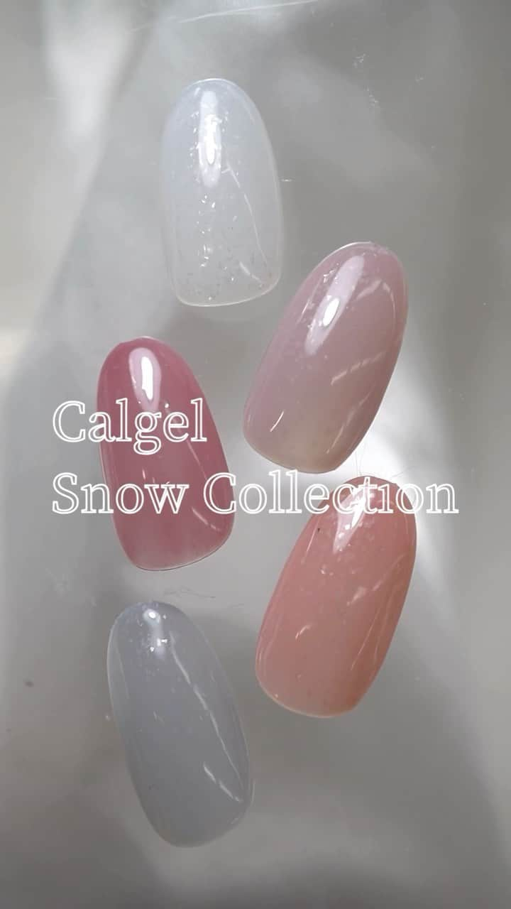 ネイルブック（公式）のインスタグラム：「Calgel（ @calgel_japan）から新商品のご紹介です♡ ⁡ まるで雪のようなホワイトパールフィルムが入った 上品なシリーズ「SNOW COLLECTION （スノーコレクション）」 5色展開で、ブルベに似合うピンクからイエベ向けのコーラルピンク、 華やかなローズピンクまでラインナップ 使いやすいホワイトとグレーもあるので 捨て色なしの定番カラーが揃っています ⁡ *.･.┈︎┈︎┈︎┈︎┈︎┈︎┈︎┈︎┈︎┈︎┈︎┈︎.･.* ⁡ 【商品情報】 ・ピュアスノー（CGG10WH） ・ピンキースノー（CGG21PI） ・ロージースノー（CGG22PI） ・コーラルスノー（CGG06OR） ・グレイッシュスノー（CGG06GY） ⁡ 発売日：11月28日（火） ※東京ネイルエキスポ 2023先行発売 ※カルジェルのオフィシャルECサイト（ https://store.mogabrook.jp/ ）では11月21日から先行発売 ⁡ *.･.┈︎┈︎┈︎┈︎┈︎┈︎┈︎┈︎┈︎┈︎┈︎┈︎.･.* ⁡ みなさんはどの色がお好きですか？ よかったらコメントで教えてください⛄️♡ ⁡ #ジェルネイル #ネイル #グリッターネイル #冬ネイル #ホワイトネイル」