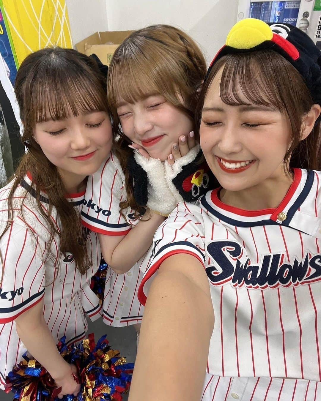 Passionさんのインスタグラム写真 - (PassionInstagram)「【14SANA】 みなさん、こんにちは！ 背番号14番SANA です🐻‍❄️🍅  2023シーズンも東京ヤクルトスワローズへ温かいご声燕をありがとうございました📣！  先日、発表させて頂きましたが、私は今シーズンを持ちまして、Passionを卒業します。  発表の投稿に沢山の温かいコメントをありがとうございました🥲♡ 一つ一つのコメントを読みながら、感謝の思いで心がいっぱいになりました🥹  ３年目として活動させていただいた今シーズンは、 グリーティングが再開しファンの皆様と交流させていただくことができたり、 自身としては初の松山燕征やビジター燕征に行ったり⚾️、 Passion公式グッズやコラボグルメの発売をさせて頂いたり、 振り返ってみるとたくさんの新しい挑戦をさせて頂き、素敵な思い出がある中でも… 何よりも今シーズンも皆様と一緒にスワローズを応燕できたこと、悔しさや嬉しさを分かち合えたことが本当に幸せでした🥺🫶  グラウンドから見える皆様の笑顔や温かいご声援、 Passion公式グッズのタオル、 手作りのうちわやボード、 SNS投稿へのいいねやコメント、 そして愛のこもったお手紙や差し入れ、 いろんな形で応燕してくださる全てが私のパワーの原動力でした😭♡ ありがとうの言葉では伝えきれないほど、感謝の思いでいっぱいです🤍  ファン感謝DAY2023では、皆さんに楽しんで頂けるよう、そして3年間分の感謝の恩返しが少しでもできるよう、全力で活動していきます✨  オンライン神宮タウンで17日から配信予定のPassion特別企画では初めてある事に挑戦しています🫣♡皆さん、私の最初で最後の挑戦をぜひチェックしてくださいね🎙️  そして！当日、皆様にお会いできること、本当に楽しみにしています💖  #東京ヤクルトスワローズ #東京 #ヤクルト #スワローズ #Swallows #YS #TOKYO #応燕 #情熱 #プロ野球 #Passion2023 #パッション　 #さあ行こうか #感謝 #TEAMSWALLOWS」11月15日 15時09分 - ys_passion_official