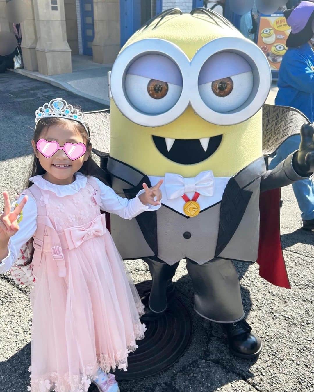城咲あいさんのインスタグラム写真 - (城咲あいInstagram)「⁡ 先日。 ⁡ ⁡ スタジオがお休みの2日間で、弾丸USJに行って来ました🚅💨 　 ⁡ ⁡ むーさんが毎日毎日スタジオ暮らしなので、たまのお休みはゆっくり過ごそうかなぁと　 ⁡ 「今度お休みがあるから温泉とかプールとか行かない？」 ⁡ と聞いたら、 ⁡ 「YouTubeで見たマリオカートに行きたい！」 ⁡ と。私もあまりよく分かっていなくて、 ⁡ 「どこなんだろ。（都内のどこかかな？）いいよー。」 ⁡ と答えた後に調べてみたら、むーさんの言うマリオカート→任天堂ワールドはUSJの中だと分かり・・・💧 大阪か‼️でも、いいよ、と言ってしまった手前、引き返すわけにもいかず😱 ⁡ ⁡ 当日朝に行ってUSJで遊んで→大阪の実姉の家に泊まる→翌日もう1日USJで遊んでから帰る ⁡ の予定で行って来ました😵 ⁡ ⁡ 入場券と別に任天堂ワールドに入るのにも確約チケットが必要、とか、調べたら色々難しくて😓 さらに確約付きチケットがほとんど売り切れていたり、クレジットカードのセキュリティーが強くてなかなか買えなくて、大阪公演中のパパに連絡して、パパが開演前にクレジットカード会社に電話してくれてやっと買えたり💦 ⁡ と、とにかく行く前から私的にはかなり面倒な事が沢山でしたが😑 （しかも、ピアノの発表会の時のドレスで行きたいと😂） ⁡ ⁡ でもUSJに着いたらとにかくむーさんが嬉しそうで😆 ⁡ ⁡ ご希望だった任天堂ワールドにも無事に入れたし、クッパやヨッシーの🐢の乗り物にも乗れたし✨大満足のご様子でした☺️ ⁡ ⁡ USJは身長制限や年齢制限で乗れない物も多かったですが、そういうものには乗りたがらなかったし、本人が乗りたいゴーカートや、ミニオン、スヌーピーとかの乗り物は身長もクリアして乗れたので良かったです😊 ⁡ ⁡ ディズニーは大人も子供も皆同じ物で楽しむけど、USJは大人が行くエリアと全く違う子供が楽しめるエリアが固まっていて、むーさんと来なければ絶対乗らない乗り物とかにも沢山乗れて。 それはそれで楽しかったです😊 ⁡ ⁡ ハロウィンだったのと、バースデー2DAYチケットで、お誕生日シールを貼っていたので、至る所でキャストの方々が「おめでとう！」って飴🍬をくれたりして、それも嬉しかったようです😊 ⁡ ⁡ さすがにちょっと遠いので、そんなに頻繁には来られないけど🥲 また遊びに行かれたらいいなぁと思いました😊 ⁡ ⁡ ⁡ ⁡ ⁡ #USJ#ハロウィン#お誕生日#城咲あい#女の子ママ #子育てママ#6歳 #6歳女の子 #ワーママ#親バカ部 #petitperformingarts #プティパフォーミングアーツ」11月15日 15時09分 - ai.shirosaki