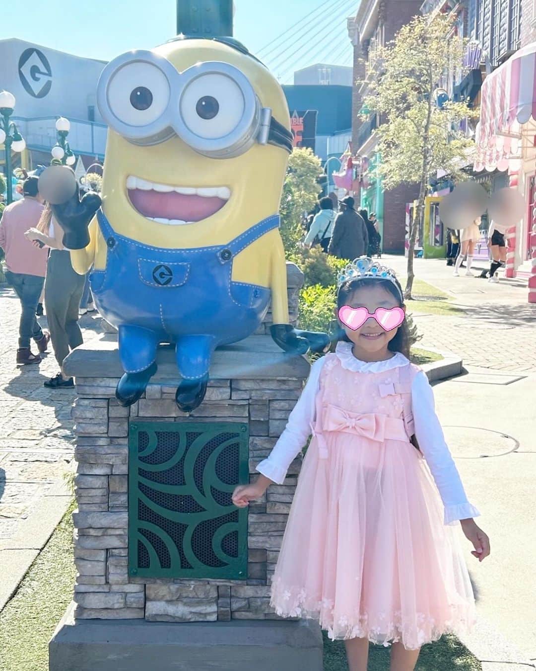 城咲あいさんのインスタグラム写真 - (城咲あいInstagram)「⁡ 先日。 ⁡ ⁡ スタジオがお休みの2日間で、弾丸USJに行って来ました🚅💨 　 ⁡ ⁡ むーさんが毎日毎日スタジオ暮らしなので、たまのお休みはゆっくり過ごそうかなぁと　 ⁡ 「今度お休みがあるから温泉とかプールとか行かない？」 ⁡ と聞いたら、 ⁡ 「YouTubeで見たマリオカートに行きたい！」 ⁡ と。私もあまりよく分かっていなくて、 ⁡ 「どこなんだろ。（都内のどこかかな？）いいよー。」 ⁡ と答えた後に調べてみたら、むーさんの言うマリオカート→任天堂ワールドはUSJの中だと分かり・・・💧 大阪か‼️でも、いいよ、と言ってしまった手前、引き返すわけにもいかず😱 ⁡ ⁡ 当日朝に行ってUSJで遊んで→大阪の実姉の家に泊まる→翌日もう1日USJで遊んでから帰る ⁡ の予定で行って来ました😵 ⁡ ⁡ 入場券と別に任天堂ワールドに入るのにも確約チケットが必要、とか、調べたら色々難しくて😓 さらに確約付きチケットがほとんど売り切れていたり、クレジットカードのセキュリティーが強くてなかなか買えなくて、大阪公演中のパパに連絡して、パパが開演前にクレジットカード会社に電話してくれてやっと買えたり💦 ⁡ と、とにかく行く前から私的にはかなり面倒な事が沢山でしたが😑 （しかも、ピアノの発表会の時のドレスで行きたいと😂） ⁡ ⁡ でもUSJに着いたらとにかくむーさんが嬉しそうで😆 ⁡ ⁡ ご希望だった任天堂ワールドにも無事に入れたし、クッパやヨッシーの🐢の乗り物にも乗れたし✨大満足のご様子でした☺️ ⁡ ⁡ USJは身長制限や年齢制限で乗れない物も多かったですが、そういうものには乗りたがらなかったし、本人が乗りたいゴーカートや、ミニオン、スヌーピーとかの乗り物は身長もクリアして乗れたので良かったです😊 ⁡ ⁡ ディズニーは大人も子供も皆同じ物で楽しむけど、USJは大人が行くエリアと全く違う子供が楽しめるエリアが固まっていて、むーさんと来なければ絶対乗らない乗り物とかにも沢山乗れて。 それはそれで楽しかったです😊 ⁡ ⁡ ハロウィンだったのと、バースデー2DAYチケットで、お誕生日シールを貼っていたので、至る所でキャストの方々が「おめでとう！」って飴🍬をくれたりして、それも嬉しかったようです😊 ⁡ ⁡ さすがにちょっと遠いので、そんなに頻繁には来られないけど🥲 また遊びに行かれたらいいなぁと思いました😊 ⁡ ⁡ ⁡ ⁡ ⁡ #USJ#ハロウィン#お誕生日#城咲あい#女の子ママ #子育てママ#6歳 #6歳女の子 #ワーママ#親バカ部 #petitperformingarts #プティパフォーミングアーツ」11月15日 15時09分 - ai.shirosaki