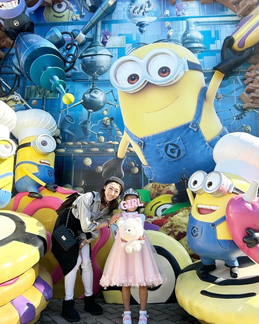城咲あいさんのインスタグラム写真 - (城咲あいInstagram)「⁡ 先日。 ⁡ ⁡ スタジオがお休みの2日間で、弾丸USJに行って来ました🚅💨 　 ⁡ ⁡ むーさんが毎日毎日スタジオ暮らしなので、たまのお休みはゆっくり過ごそうかなぁと　 ⁡ 「今度お休みがあるから温泉とかプールとか行かない？」 ⁡ と聞いたら、 ⁡ 「YouTubeで見たマリオカートに行きたい！」 ⁡ と。私もあまりよく分かっていなくて、 ⁡ 「どこなんだろ。（都内のどこかかな？）いいよー。」 ⁡ と答えた後に調べてみたら、むーさんの言うマリオカート→任天堂ワールドはUSJの中だと分かり・・・💧 大阪か‼️でも、いいよ、と言ってしまった手前、引き返すわけにもいかず😱 ⁡ ⁡ 当日朝に行ってUSJで遊んで→大阪の実姉の家に泊まる→翌日もう1日USJで遊んでから帰る ⁡ の予定で行って来ました😵 ⁡ ⁡ 入場券と別に任天堂ワールドに入るのにも確約チケットが必要、とか、調べたら色々難しくて😓 さらに確約付きチケットがほとんど売り切れていたり、クレジットカードのセキュリティーが強くてなかなか買えなくて、大阪公演中のパパに連絡して、パパが開演前にクレジットカード会社に電話してくれてやっと買えたり💦 ⁡ と、とにかく行く前から私的にはかなり面倒な事が沢山でしたが😑 （しかも、ピアノの発表会の時のドレスで行きたいと😂） ⁡ ⁡ でもUSJに着いたらとにかくむーさんが嬉しそうで😆 ⁡ ⁡ ご希望だった任天堂ワールドにも無事に入れたし、クッパやヨッシーの🐢の乗り物にも乗れたし✨大満足のご様子でした☺️ ⁡ ⁡ USJは身長制限や年齢制限で乗れない物も多かったですが、そういうものには乗りたがらなかったし、本人が乗りたいゴーカートや、ミニオン、スヌーピーとかの乗り物は身長もクリアして乗れたので良かったです😊 ⁡ ⁡ ディズニーは大人も子供も皆同じ物で楽しむけど、USJは大人が行くエリアと全く違う子供が楽しめるエリアが固まっていて、むーさんと来なければ絶対乗らない乗り物とかにも沢山乗れて。 それはそれで楽しかったです😊 ⁡ ⁡ ハロウィンだったのと、バースデー2DAYチケットで、お誕生日シールを貼っていたので、至る所でキャストの方々が「おめでとう！」って飴🍬をくれたりして、それも嬉しかったようです😊 ⁡ ⁡ さすがにちょっと遠いので、そんなに頻繁には来られないけど🥲 また遊びに行かれたらいいなぁと思いました😊 ⁡ ⁡ ⁡ ⁡ ⁡ #USJ#ハロウィン#お誕生日#城咲あい#女の子ママ #子育てママ#6歳 #6歳女の子 #ワーママ#親バカ部 #petitperformingarts #プティパフォーミングアーツ」11月15日 15時09分 - ai.shirosaki