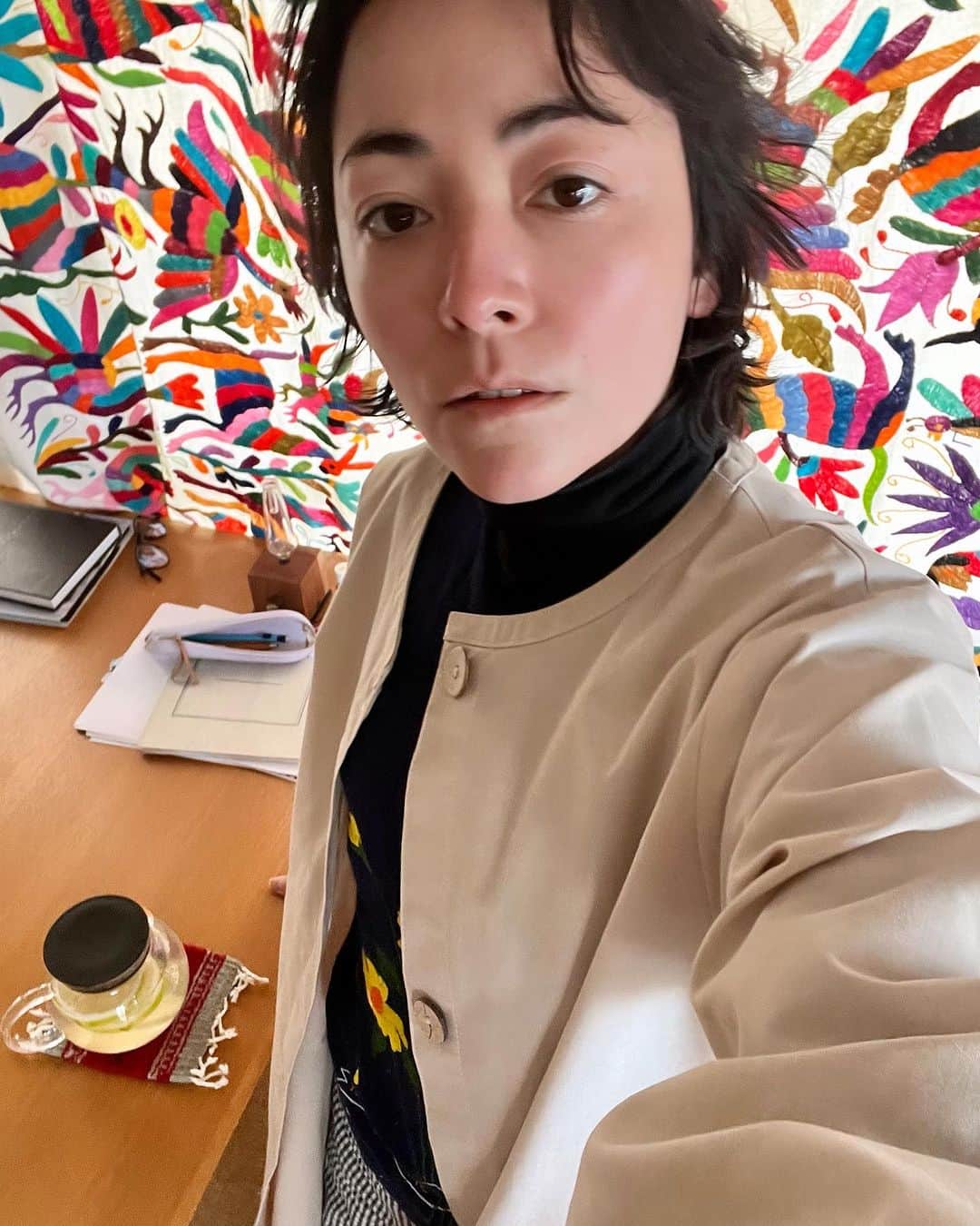 美波のインスタグラム：「#holbein さんから頂いた素敵なスモックがあるじゃないか❗️ クローゼットの中から見つけた。今日から旅のお供だね。」