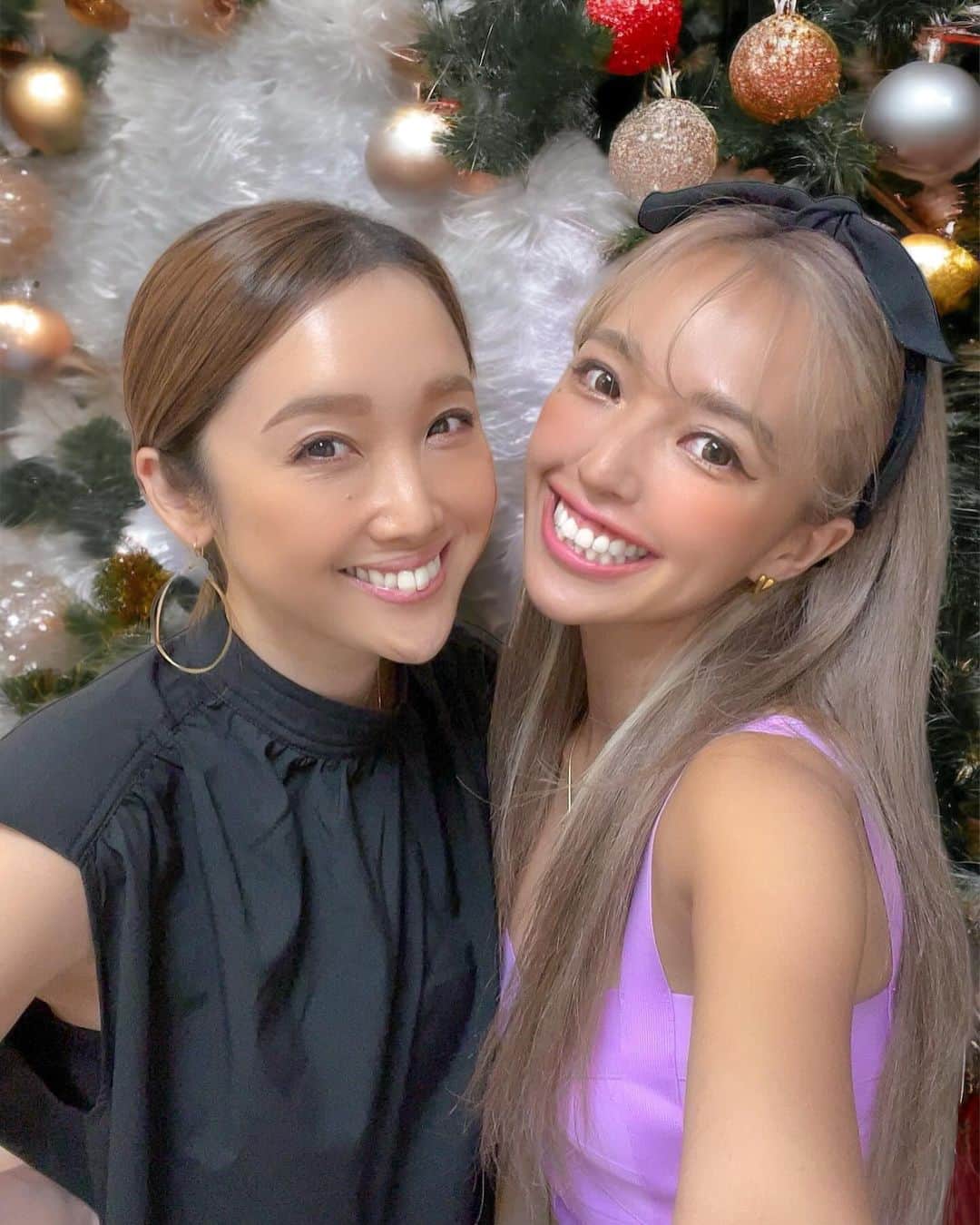 ユミ のインスタグラム：「Happy Happy Birthday Maiko🎂🩷🥰  0時にLINEを送ってから眠って💌🤭 朝には返事がきててそれを読んで じわ〜ん🥰🥹と、幸せに目覚める 最高であったか〜い happy morningだったよ🤭😌💗🍁  穏やかでハッピーな空気に 1日中包まれてる気がするのは、 マイコが生まれた日だからだろうな〜🥹💖  いつもありがとう❣🥹💕 愛は、ぜーんぶLINEで送り合って、 ここには何を書こうかなと思ったけど、 少しだけ、公開ラブレターしちゃおかな💌🩷😍  これまでたくさんの 信じられないほどのハッピーなことや景色や 大変なこともそばで笑いながら乗り越えてきてさ☺️🥹🩷  “普通なら”とか“世間一般”とかなら、 しんどくてもう投げ出したりしたくなるようなことにだって、 “おい、ちょっと待てよ.. これってめちゃくちゃ面白いことなんじゃないか？”🤭🤣🤣😍って思わせてくれるのは、 いつも私の中にマイコって存在がいるから🥹💖💖  お互いに、いつでも、どこにいても、 折れそうなことに出くわした時でも、 頭の中や耳元でちっさいマイコとユミが必ず お互いを明るく笑いながら持ち上げてくれるから💗💗🥹💖 ほんで、最高のお笑い劇場に変えて リニューアルオープンしてくれるから🤣🤣💖  最高すぎるし、最強すぎて、 マイコのいるこの世界に生まれてよかったな〜と改めて感謝しまくってるよ🩷🥰🌍  マイコの耳元にも、いつもどんなときにも 『大丈夫❣いいやん、おもろいやん✨』って言うちっこいユミがいるらしい🤭🤣🥰🌸💗 間違いないわ🤣💕✨🌸  ママになっても若く可愛く最高で、 人を幸せにできて、優しさと強さと直感力の良さと、あたたかさを持っていて、 人にそれを惜しみなく与えられる人💕🥹💕✨ 余計なものを身にまとわず、今そこに必要なものをシンプルに探し出せる人🌸💕✨ 愛情深い人✨☺️些細な出来事とかでも大容量ギガで覚えててくれる人🥰 おもろいラリーを始めたら、 止まらずさらに上を出してきてくれる人🤣💗  マイコって人を語りだしたら止まらないな🥹💕  改めて、数え切れないほどのハッピー いつもありがとう❣❣💕  これから先も、マイコが望む物や 幸せを、遠慮せずぜーんぶぜんぶ 望んで受け取ってほしいって思うし、 それを抱きしめる姿をばーさんになっても、人生のゴールの時まで見たいって思う🥹💖 それも私の幸せ🥰‼️✨💖  らびゅーー❣❣❣  これからも、楽しみな夢もたくさんあるし、 一緒に笑いすぎてめり込みながら ぜんぶせんぶ叶えていこね〜🥹🩷✨🌸  長くなったけど本当におめでとう㊗🎂💕」